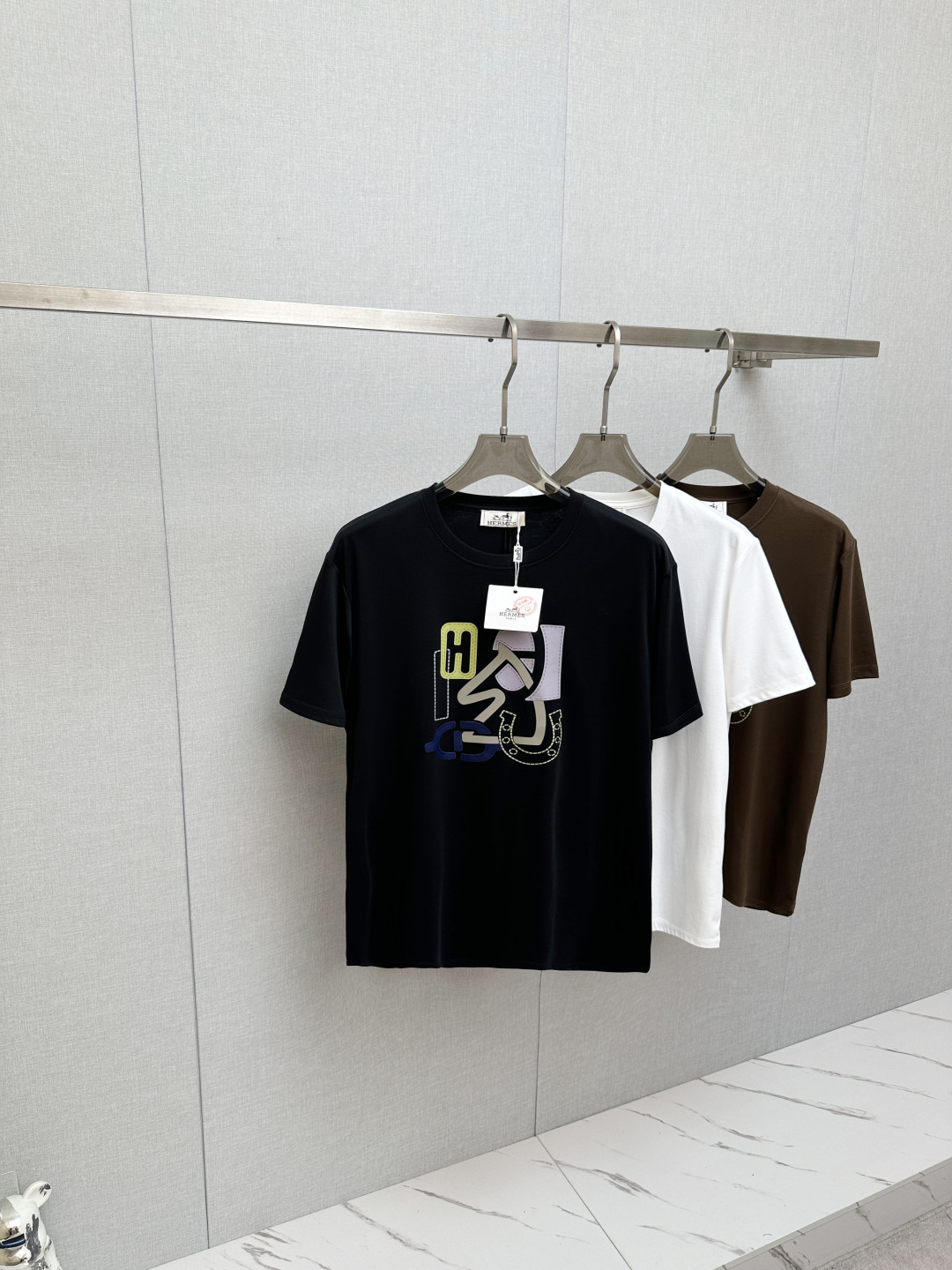 NO:838928,H family 2026 new short-sleeved T-shirt!  Fashionable and casual short-sleeved T-shirt with catwalk pattern!  Design a logo!  The highly designed and selected customer-supplied fabrics are soft to the touch, comfortable to wear and breathable. The real thing will definitely make you fall in love with it!  Non-sexist couples can wear mixed styles to open up a new fashion style!  Distinguishing market version, high-definition series!  Size M—3XL,,T-shirt,tees,t-shirt,19860909H家 2026新款短袖T恤！走秀图案时尚休闲短袖T恤衫！设计logo设计！极具设计精选客供面料,手感柔软亲肤,着身舒适透气性都无法挑剔,实物绝对会让你爱不释手！无性别主义的情侣混穿款式,打开全新的时装新韵味！区别市场版本,高定系列！尺码M—3XL,,T-shirt,tees，t-shirt,,Men's clothing