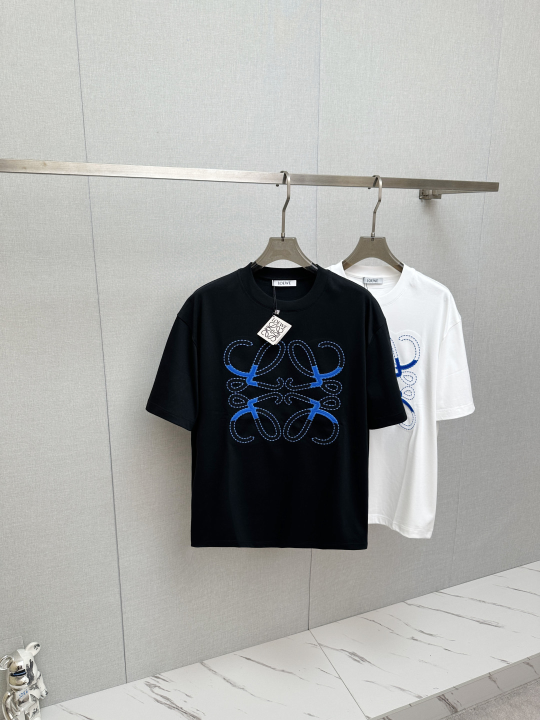 NO:838921,Luo Yiwei 2026 new short-sleeved T-shirt!  Fashionable and casual short-sleeved T-shirt with catwalk pattern!  Design a logo!  The highly designed and selected customer-supplied fabrics are soft to the touch, comfortable to wear and breathable. The real thing will definitely make you fall in love with it!  Non-sexist couples can wear mixed styles to open up a new fashion style!  Distinguishing market version, high-definition series!  Size S—2XL,,loewe,T-shirt,tees,t-shirt,19860909罗意为 2026新款短袖T恤！走秀图案时尚休闲短袖T恤衫！设计logo设计！极具设计精选客供面料,手感柔软亲肤,着身舒适透气性都无法挑剔,实物绝对会让你爱不释手！无性别主义的情侣混穿款式,打开全新的时装新韵味！区别市场版本,高定系列！尺码S—2XL,,loewe,T-shirt,tees，t-shirt,,Men's clothing
