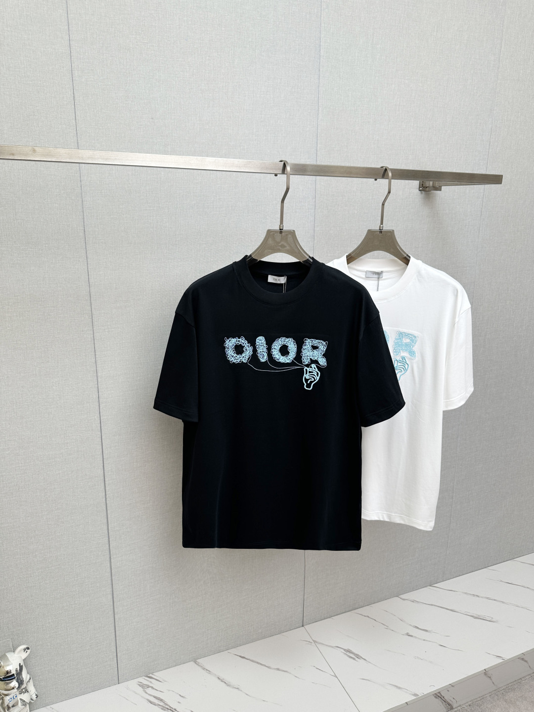 NO:838922,DIOR 2026 new short-sleeved T-shirt!  Fashionable and casual short-sleeved T-shirt with catwalk pattern!  Design a logo!  The highly designed and selected customer-supplied fabrics are soft to the touch, comfortable to wear and breathable. The real thing will definitely make you fall in love with it!  Non-sexist couples can wear mixed styles to open up a new fashion style!  Distinguishing market version, high-definition series!  Size S—2XL,,dior,T-shirt,tees,t-shirt,19860909DIOR 2026新款短袖T恤！走秀图案时尚休闲短袖T恤衫！设计logo设计！极具设计精选客供面料,手感柔软亲肤,着身舒适透气性都无法挑剔,实物绝对会让你爱不释手！无性别主义的情侣混穿款式,打开全新的时装新韵味！区别市场版本,高定系列！尺码S—2XL,,dior,T-shirt,tees，t-shirt,,Men's clothing