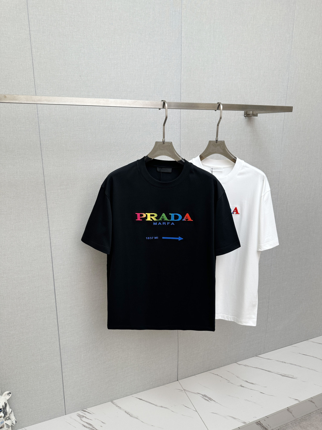 NO:838919,PRADA 2026 new short-sleeved T-shirt!  Fashionable and casual short-sleeved T-shirt with catwalk pattern!  Design a logo!  The highly designed and selected customer-supplied fabrics are soft to the touch, comfortable to wear and breathable. The real thing will definitely make you fall in love with it!  Non-sexist couples can wear mixed styles to open up a new fashion style!  Distinguishing market version, high-definition series!  Size S—2XL,,prada,T-shirt,tees,t-shirt,19860909PRADA 2026新款短袖T恤！走秀图案时尚休闲短袖T恤衫！设计logo设计！极具设计精选客供面料,手感柔软亲肤,着身舒适透气性都无法挑剔,实物绝对会让你爱不释手！无性别主义的情侣混穿款式,打开全新的时装新韵味！区别市场版本,高定系列！尺码S—2XL,,prada,T-shirt,tees，t-shirt,,Men's clothing