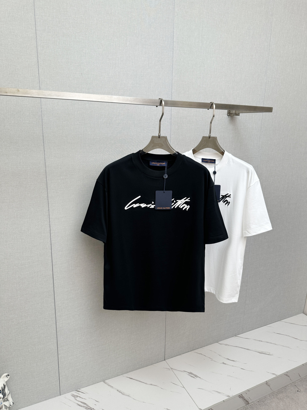 NO:838912,LV 2026 new short-sleeved T-shirt!  Fashionable and casual short-sleeved T-shirt with catwalk pattern!  Design a logo!  The highly designed and selected customer-supplied fabrics are soft to the touch, comfortable to wear and breathable. The real thing will definitely make you fall in love with it!  Non-sexist couples can wear mixed styles to open up a new fashion style!  Distinguishing market version, high-definition series!  Size S—2XL,,louis vuitton,T-shirt,tees,t-shirt,19860909LV 2026新款短袖T恤！走秀图案时尚休闲短袖T恤衫！设计logo设计！极具设计精选客供面料,手感柔软亲肤,着身舒适透气性都无法挑剔,实物绝对会让你爱不释手！无性别主义的情侣混穿款式,打开全新的时装新韵味！区别市场版本,高定系列！尺码S—2XL,,louis vuitton,T-shirt,tees，t-shirt,,Men's clothing