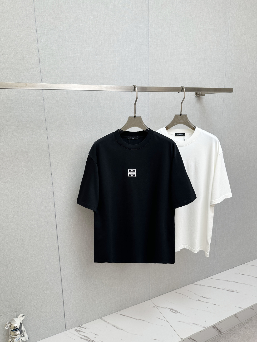 NO:838908,Givenchy 2026 new short-sleeved T-shirt!  Fashionable and casual short-sleeved T-shirt with catwalk pattern!  Design a logo!  The highly designed and selected customer-supplied fabrics are soft to the touch, comfortable to wear and breathable. The real thing will definitely make you fall in love with it!  Non-sexist couples can wear mixed styles to open up a new fashion style!  Distinguishing market version, high-definition series!  Size S—2XL,,givenchy,T-shirt,tees,t-shirt,19860909纪梵希 2026新款短袖T恤！走秀图案时尚休闲短袖T恤衫！设计logo设计！极具设计精选客供面料,手感柔软亲肤,着身舒适透气性都无法挑剔,实物绝对会让你爱不释手！无性别主义的情侣混穿款式,打开全新的时装新韵味！区别市场版本,高定系列！尺码S—2XL,,givenchy,T-shirt,tees，t-shirt,,Men's clothing