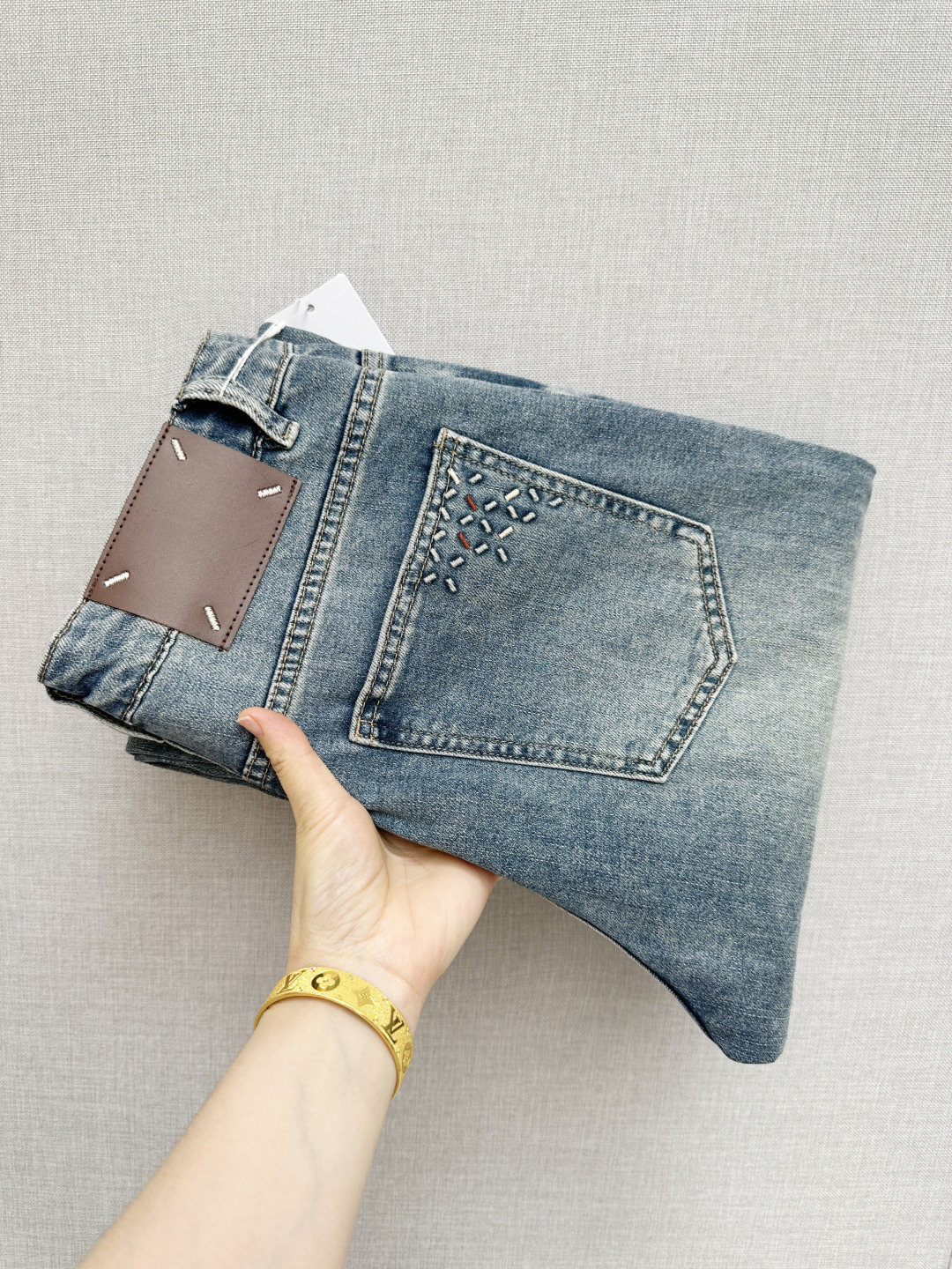 NO:848467,The official website counter is on sale at the same time, the original order is very good, a super stylish pair of jeans, customized original washed denim fabric, unique design, top-notch printing technology letter pattern logo, original hardware accessories decoration, an extremely outstanding pair of jeans, the materials and craftsmanship are extremely luxurious and exquisite, extremely high-grade, handsome and stylish upper body, recommended, code number 29-38,,jeans,19860909官网专柜同步有售,原单狠货,超级有范儿的一款牛仔裤,定制原版水洗牛仔面料,独特设计,顶级印花工艺字母图案logo,原版五金辅料装饰,极为翘楚的一款牛仔裤,用料与工艺都极致奢华精湛,档次极高,上身帅气有型,推荐,码数29—38,,jeans,,Men's clothing