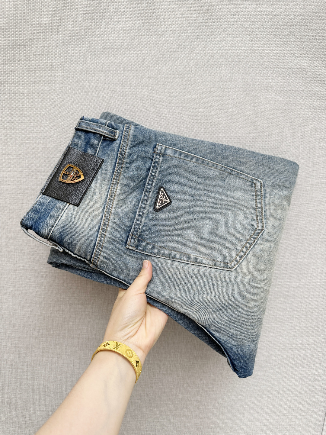 NO:848469,PRADA's official website counters are available at the same time, original goods, super stylish jeans, customized original washed denim fabric, unique design, top-notch printing technology letter pattern logo, original hardware accessories decoration, an extremely outstanding pair of jeans, the materials and craftsmanship are extremely luxurious and exquisite, extremely high-grade, handsome and stylish upper body, recommended, code number 29-38,, prada, jeans,19860909PRADA 官网专柜同步有售,原单狠货,超级有范儿的一款牛仔裤,定制原版水洗牛仔面料,独特设计,顶级印花工艺字母图案logo,原版五金辅料装饰,极为翘楚的一款牛仔裤,用料与工艺都极致奢华精湛,档次极高,上身帅气有型,推荐,码数29—38,,prada,jeans,,Men's clothing