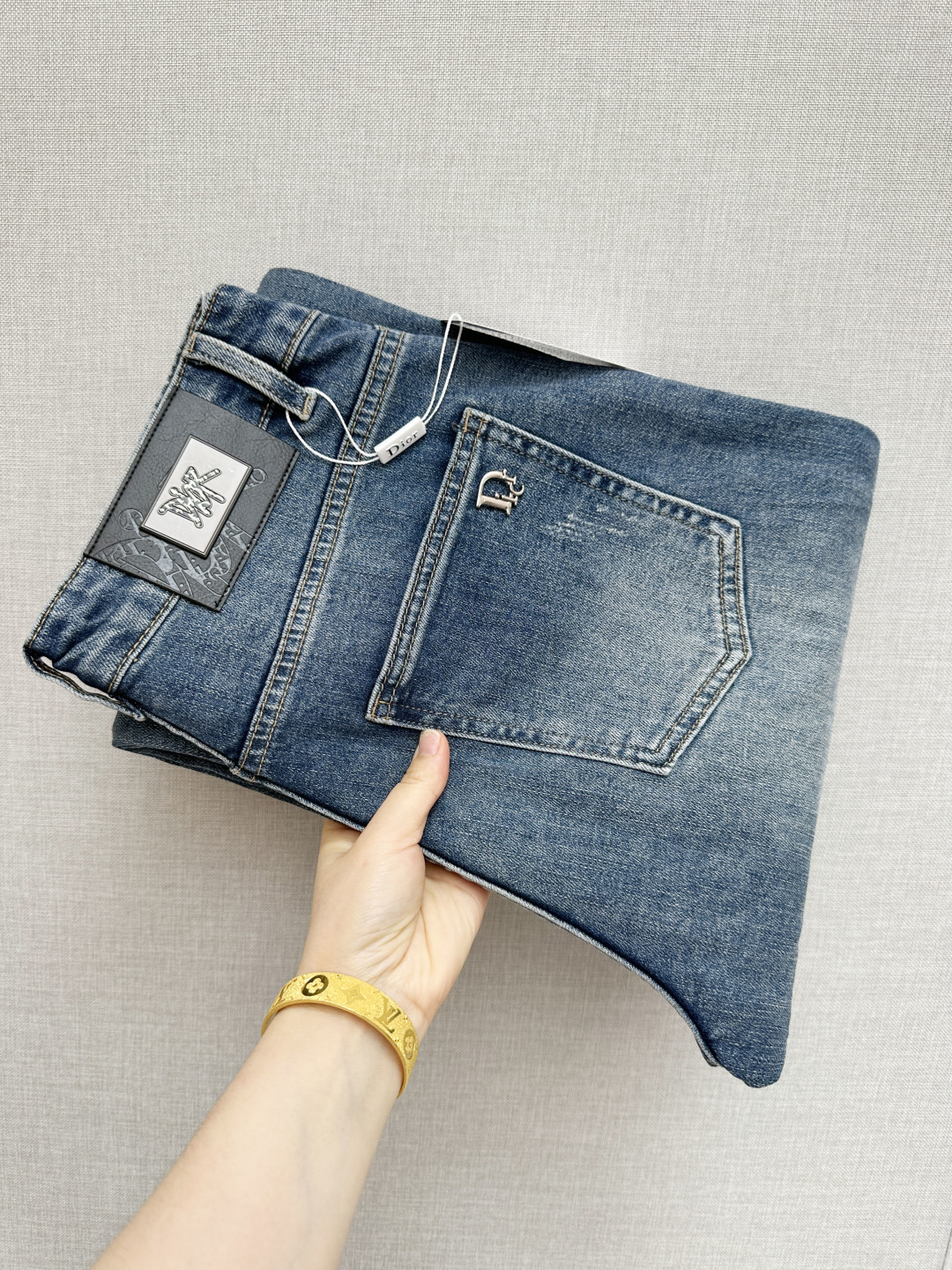 NO:848471,DIOR official website counters are available at the same time, original goods, super stylish jeans, customized original washed denim fabric, unique design, top-notch printing technology letter pattern logo, original hardware accessories decoration, an extremely outstanding pair of jeans, the materials and craftsmanship are extremely luxurious and exquisite, extremely high-grade, handsome and stylish upper body, recommended, code number 29-38,, dior, jeans,19860909DIOR 官网专柜同步有售,原单狠货,超级有范儿的一款牛仔裤,定制原版水洗牛仔面料,独特设计,顶级印花工艺字母图案logo,原版五金辅料装饰,极为翘楚的一款牛仔裤,用料与工艺都极致奢华精湛,档次极高,上身帅气有型,推荐,码数29—38,,dior,jeans,,Men's clothing