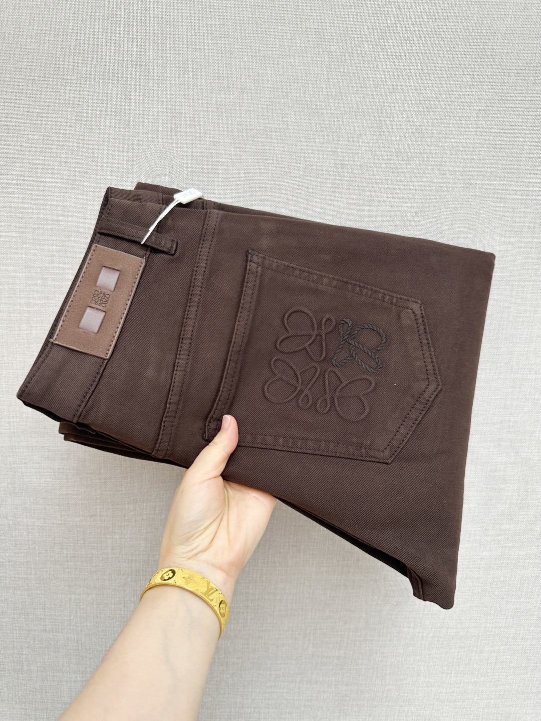 NO:860129,LOEWE official website counters are available at the same time, the original order is very good, a super stylish pair of jeans, customized original washed denim fabric, unique design, top-notch printing technology letter pattern logo, original hardware accessories decoration, an extremely outstanding pair of jeans, the materials and craftsmanship are extremely luxurious and exquisite, extremely high-grade, handsome and stylish upper body, recommended, code number 29-38,,loewe,jeans,19860909LOEWE 官网专柜同步有售,原单狠货,超级有范儿的一款牛仔裤,定制原版水洗牛仔面料,独特设计,顶级印花工艺字母图案logo,原版五金辅料装饰,极为翘楚的一款牛仔裤,用料与工艺都极致奢华精湛,档次极高,上身帅气有型,推荐,码数29—38,,loewe,jeans,,Men's clothing