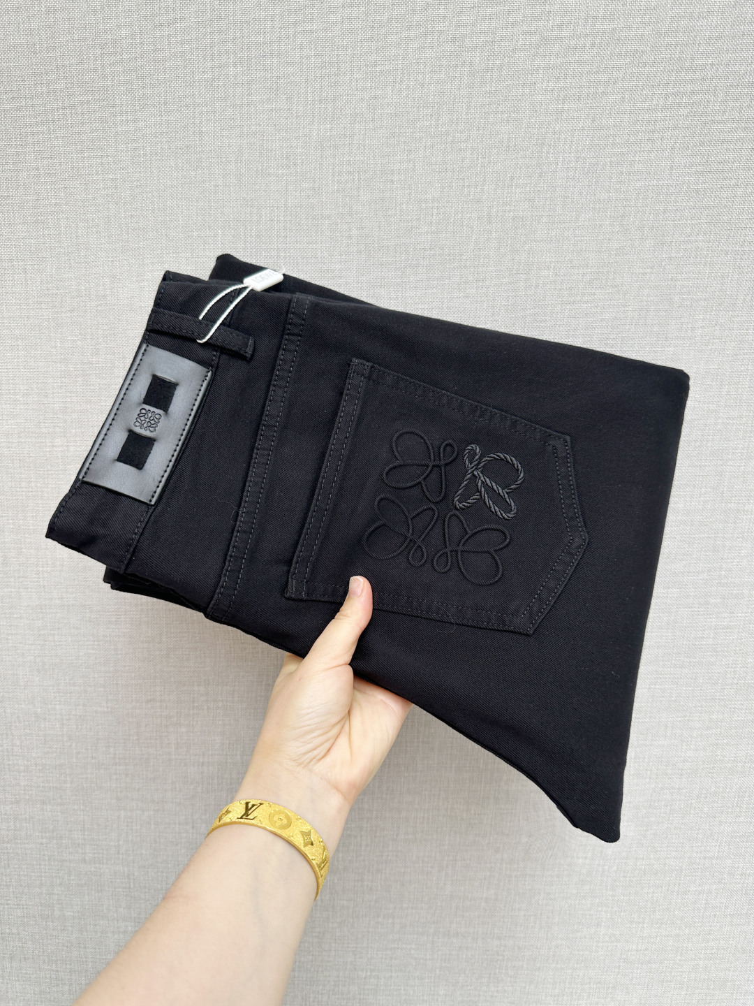 NO:848475,LOEWE official website counters are available at the same time, the original order is very good, a super stylish pair of jeans, customized original washed denim fabric, unique design, top-notch printing technology letter pattern logo, original hardware accessories decoration, an extremely outstanding pair of jeans, the materials and craftsmanship are extremely luxurious and exquisite, extremely high-grade, handsome and stylish upper body, recommended, code number 29-38,,loewe,jeans,19860909LOEWE 官网专柜同步有售,原单狠货,超级有范儿的一款牛仔裤,定制原版水洗牛仔面料,独特设计,顶级印花工艺字母图案logo,原版五金辅料装饰,极为翘楚的一款牛仔裤,用料与工艺都极致奢华精湛,档次极高,上身帅气有型,推荐,码数29—38,,loewe,jeans,,Men's clothing