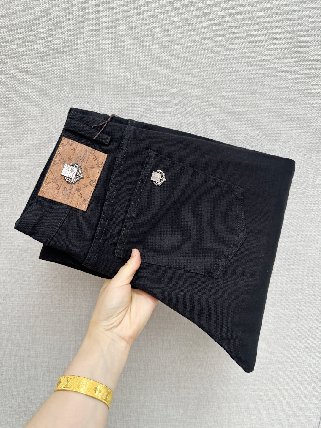 NO:848459,Available at the LP official website counter at the same time, original order, super stylish jeans, customized original washed denim fabric, unique design, top-notch printing technology letter pattern logo, original hardware accessories decoration, extremely outstanding jeans, the materials and craftsmanship are extremely luxurious and exquisite, extremely high grade, handsome and stylish upper body, recommended, code number 29-38, loro piana, jeans,19860909LP 官网专柜同步有售,原单狠货,超级有范儿的一款牛仔裤,定制原版水洗牛仔面料,独特设计,顶级印花工艺字母图案logo,原版五金辅料装饰,极为翘楚的一款牛仔裤,用料与工艺都极致奢华精湛,档次极高,上身帅气有型,推荐,码数29—38,,loro piana,jeans,,Men's clothing