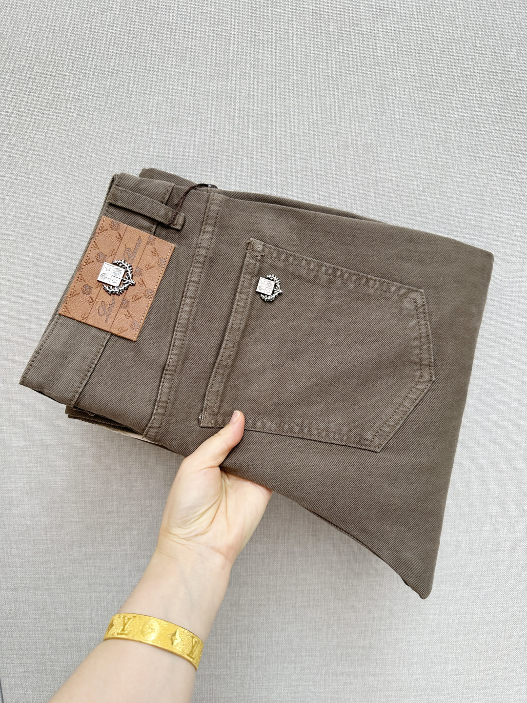 NO:848465,Available at the LP official website counter at the same time, original order, super stylish jeans, customized original washed denim fabric, unique design, top-notch printing technology letter pattern logo, original hardware accessories decoration, extremely outstanding jeans, the materials and craftsmanship are extremely luxurious and exquisite, extremely high grade, handsome and stylish upper body, recommended, code number 29-38, loro piana, jeans,19860909LP 官网专柜同步有售,原单狠货,超级有范儿的一款牛仔裤,定制原版水洗牛仔面料,独特设计,顶级印花工艺字母图案logo,原版五金辅料装饰,极为翘楚的一款牛仔裤,用料与工艺都极致奢华精湛,档次极高,上身帅气有型,推荐,码数29—38,,loro piana,jeans,,Men's clothing