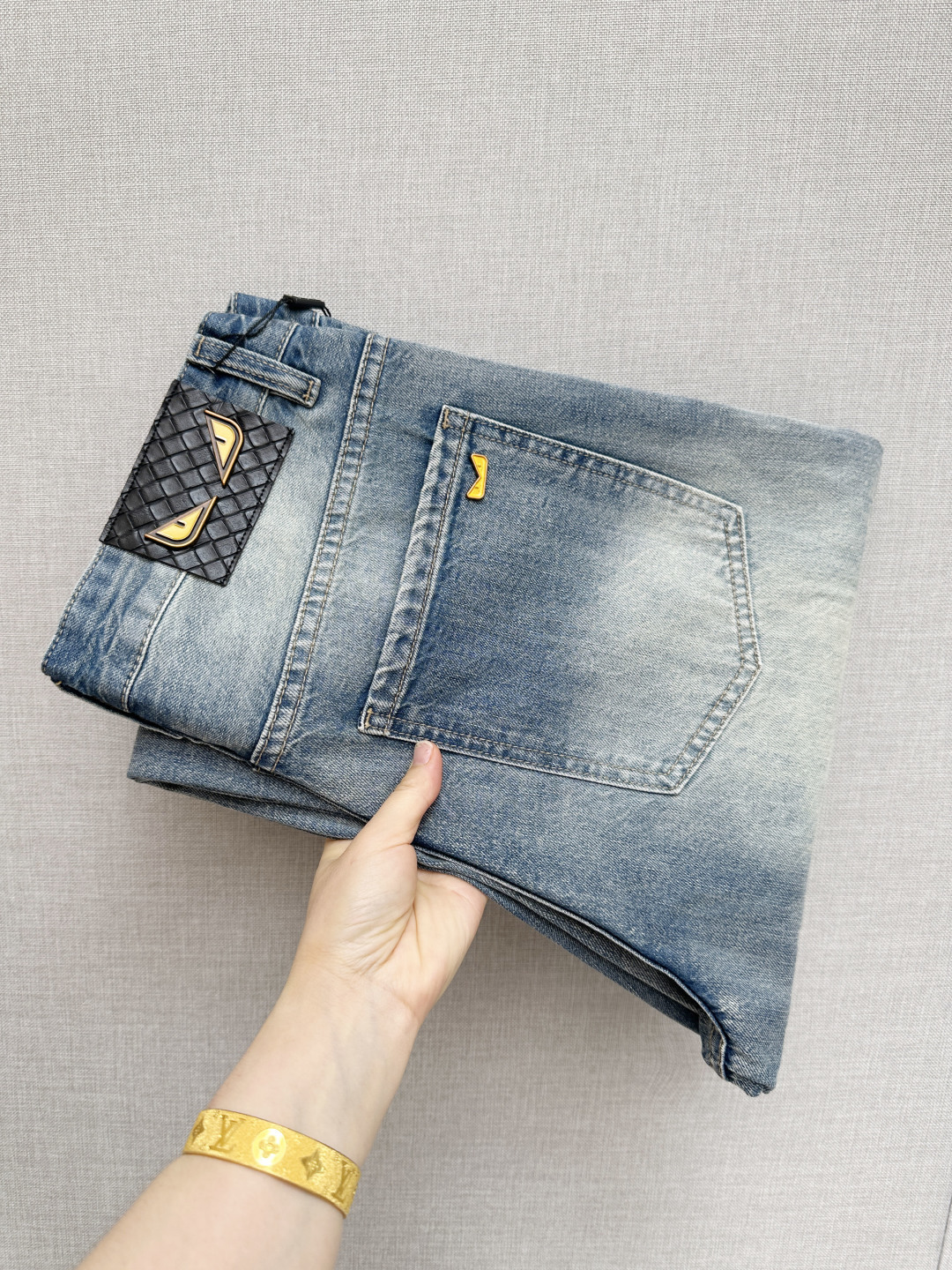 NO:848490,Available at the FD official website counter at the same time, original order, super stylish jeans, customized original washed denim fabric, unique design, top-notch printing technology letter pattern logo, original hardware accessories decoration, an extremely outstanding pair of jeans, the materials and craftsmanship are extremely luxurious and exquisite, extremely high-grade, handsome and stylish upper body, recommended, code number 29-38,,jeans,19860909FD 官网专柜同步有售,原单狠货,超级有范儿的一款牛仔裤,定制原版水洗牛仔面料,独特设计,顶级印花工艺字母图案logo,原版五金辅料装饰,极为翘楚的一款牛仔裤,用料与工艺都极致奢华精湛,档次极高,上身帅气有型,推荐,码数29—38,,jeans,,Men's clothing