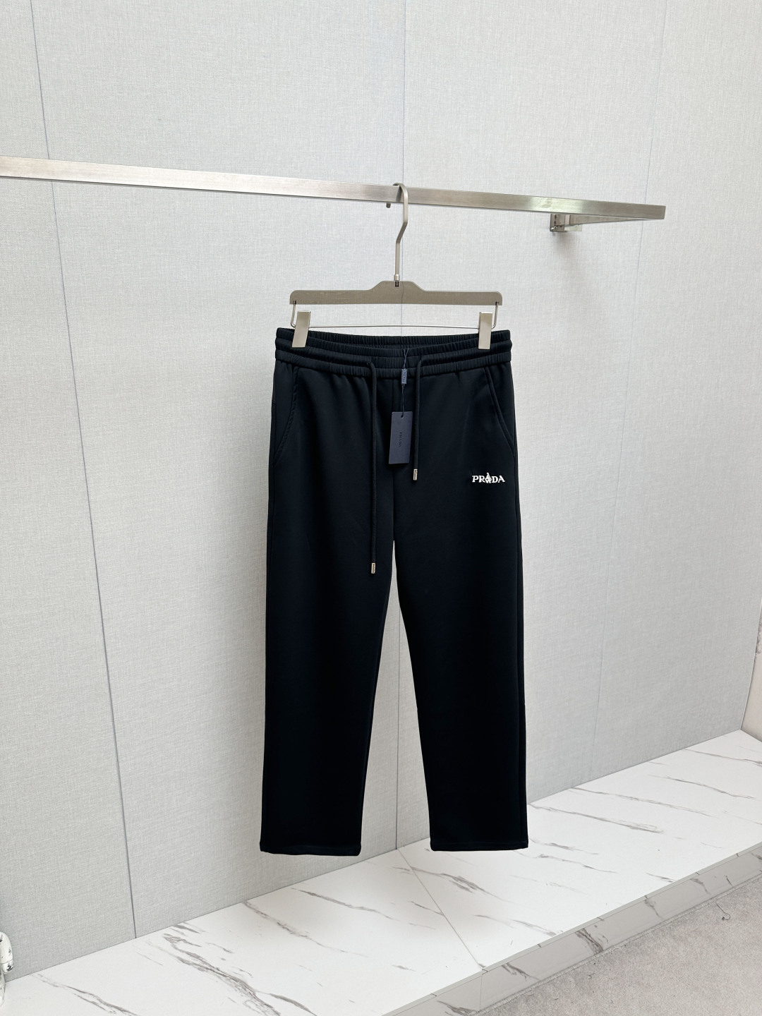 NO:848496,PRADA's popular casual pants, soft, comfortable and textured, with original hardware and accessories, very cool and exquisite details, the upper body effect is super amazing, trendy and versatile. Made with exquisite fabrics, it shows the excellent and high-end style. A must-have style!  Definitely one worth owning!  Size M—3XL,,prada,19860909PRADA 火爆休闲裤,柔软舒适有质感,原版五金配件,非常炫酷细节处理精致,上身效果超级无敌赞,潮流百搭.尚选面料匠心而制 彰显卓越臻品风范 必备款式！绝对值得拥有的一条！尺码M—3XL,,prada,,Men's clothing
