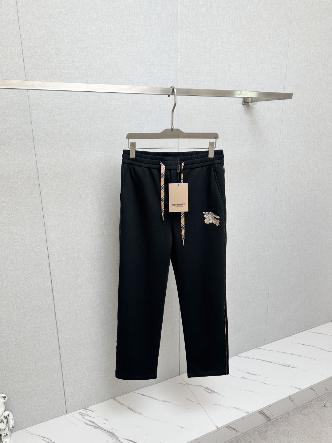 NO:848499,BURB's popular casual pants, soft, comfortable and textured, with original hardware and accessories, very cool and exquisite details, the upper body effect is super amazing, trendy and versatile. Made with carefully selected fabrics, it shows the excellent and high-end style. A must-have style!  Definitely one worth owning!  Size M—3XL,,burberry,19860909BURB 火爆休闲裤,柔软舒适有质感,原版五金配件,非常炫酷细节处理精致,上身效果超级无敌赞,潮流百搭.尚选面料匠心而制 彰显卓越臻品风范 必备款式！绝对值得拥有的一条！尺码M—3XL,,burberry,,Men's clothing