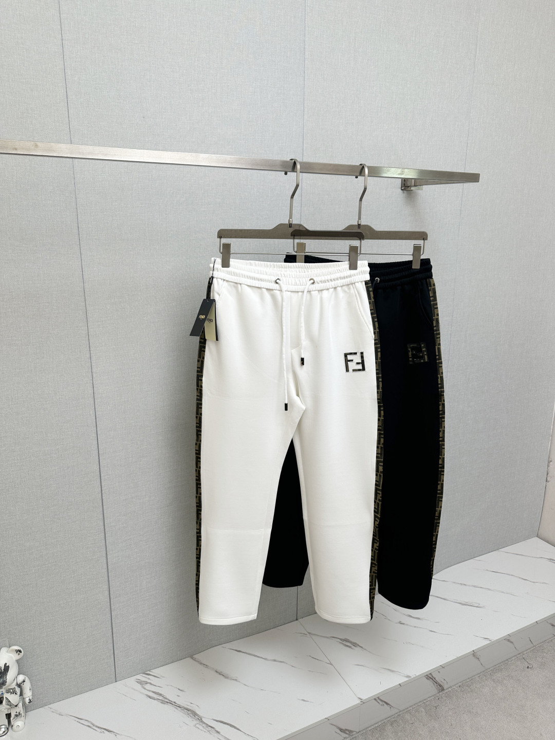 NO:848502,FD hot casual pants, soft, comfortable and textured, with original hardware accessories, very cool and exquisite details, the upper body effect is super amazing, trendy and versatile. Made with exquisite fabrics, it shows the excellent style of high-end products. A must-have style!  Definitely one worth owning!  Size M—3XL,,19860909FD 火爆休闲裤,柔软舒适有质感,原版五金配件,非常炫酷细节处理精致,上身效果超级无敌赞,潮流百搭.尚选面料匠心而制 彰显卓越臻品风范 必备款式！绝对值得拥有的一条！尺码M—3XL,,,Men's clothing