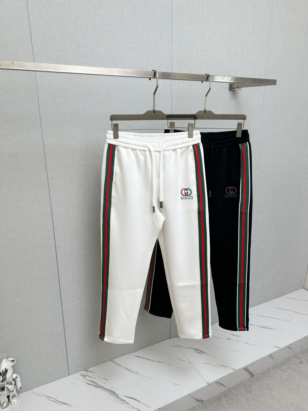 NO:848504,GUCCI's popular casual pants, soft, comfortable and textured, with original hardware and accessories, very cool and exquisite details, the upper body effect is super amazing, trendy and versatile. Made with exquisite fabrics, it shows the excellent and high-end style. A must-have style!  Definitely one worth owning!  Size M—3XL,,gucci,19860909GUCCI 火爆休闲裤,柔软舒适有质感,原版五金配件,非常炫酷细节处理精致,上身效果超级无敌赞,潮流百搭.尚选面料匠心而制 彰显卓越臻品风范 必备款式！绝对值得拥有的一条！尺码M—3XL,,gucci,,Men's clothing