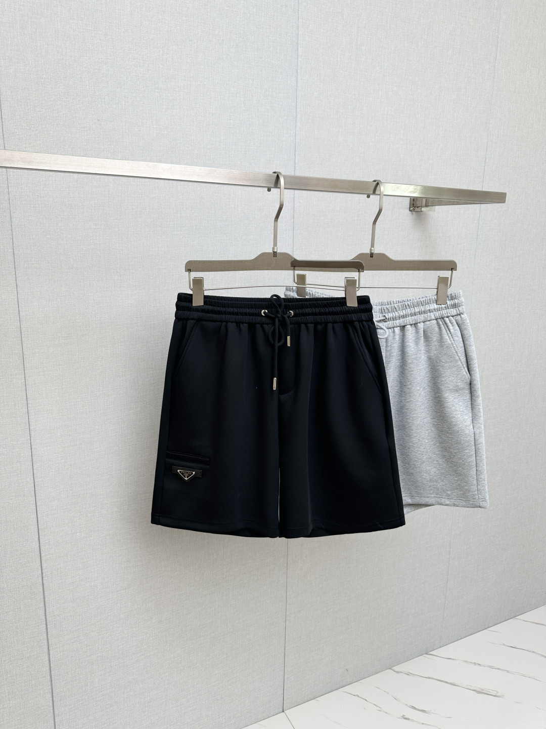 Los nuevos pantalones cortos casuales P230 están hechos de telas importadas europeas, que son suaves, cómodas y texturi…
