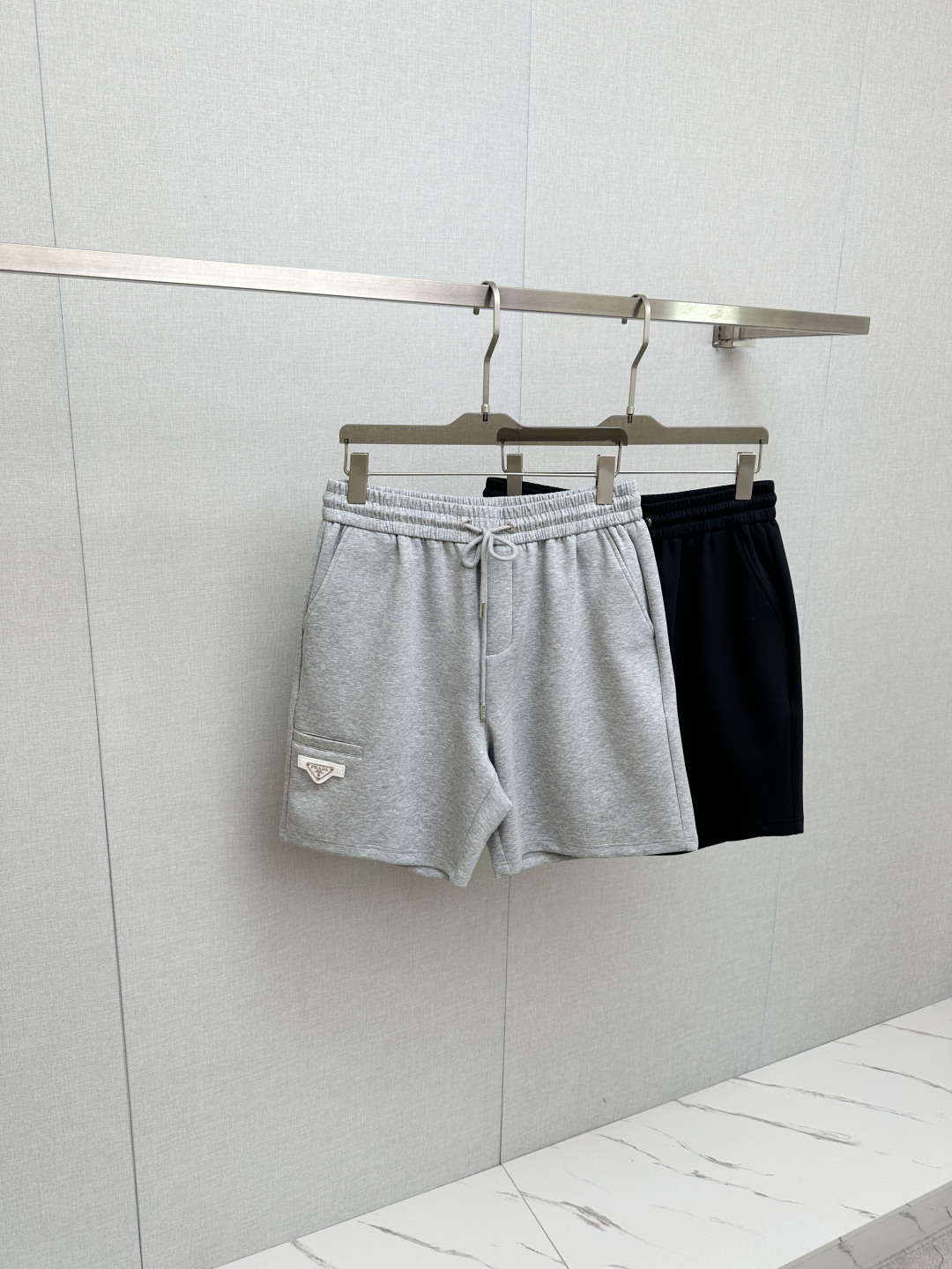 Los nuevos pantalones cortos casuales P230 están hechos de telas importadas europeas, que son suaves, cómodas y texturi…
