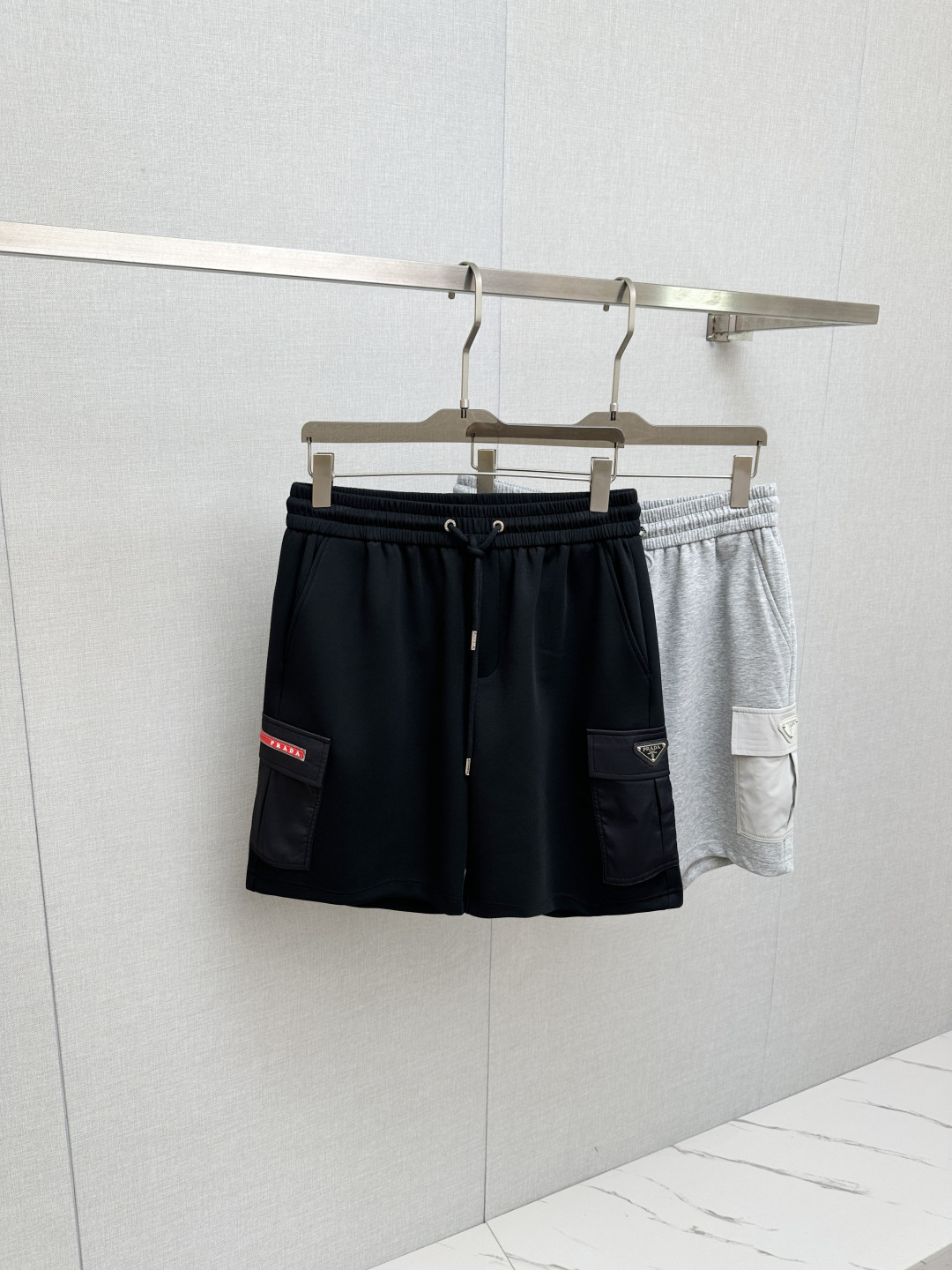 Los nuevos pantalones cortos casuales P230 están hechos de telas importadas europeas, que son suaves, cómodas y texturi…