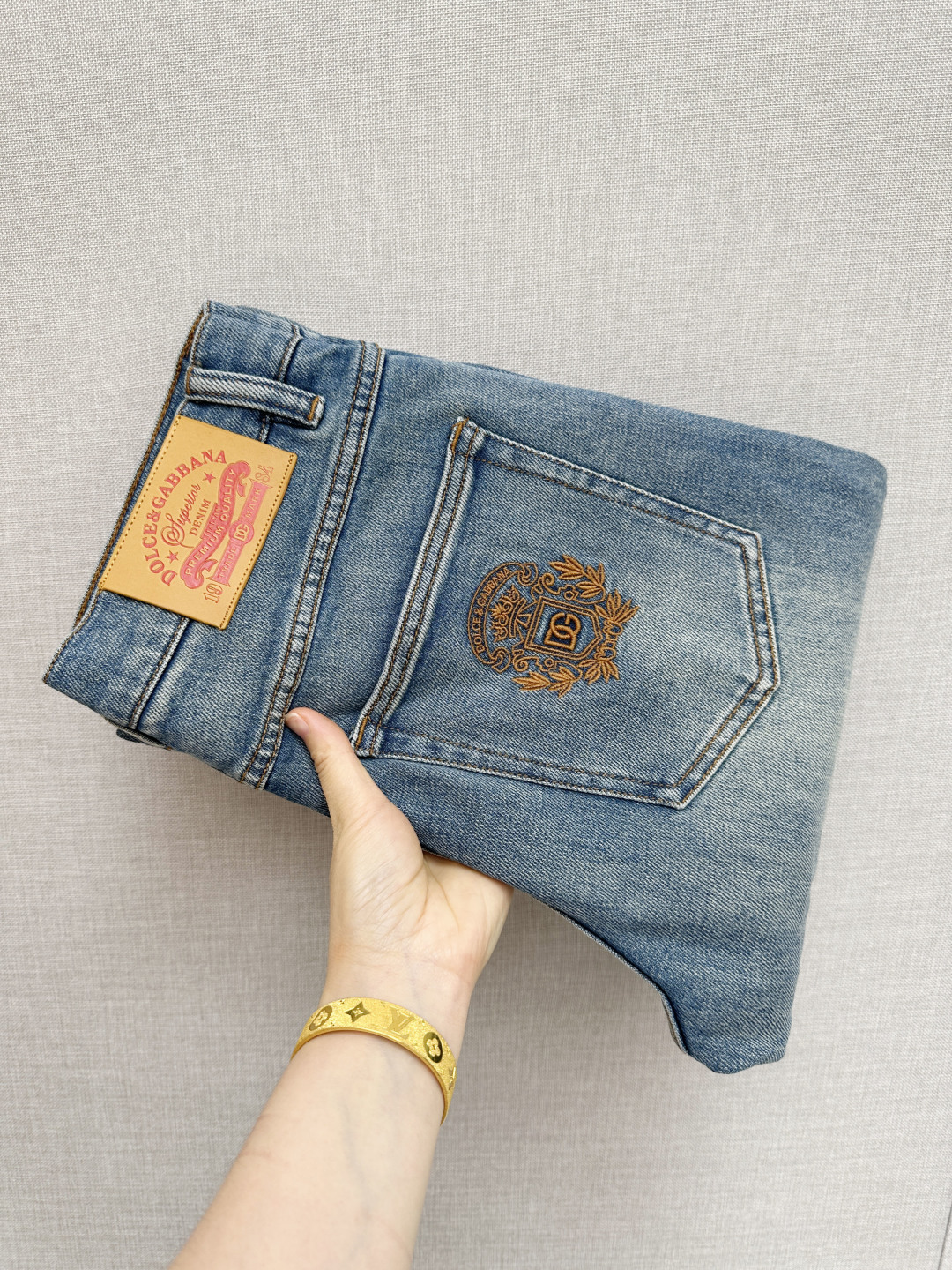 NO:841726,New products from DG counter, original jeans, made by original heavy industry, brand classic LOGO design, complete with three standards!  Original hardware accessories. Customized denim fabrics at the counter, completely matched to the counter. You are welcome to try it on at the counter before buying. Don’t be afraid of comparing good products. Code number: 29-36,,jeans,19860909DG 专柜新品,原版牛仔裤 原版重工打造,品牌经典LOGO设计,三标齐全！原版五金辅料.专柜定制牛仔面料,完全对版专柜,欢迎专柜试穿后再购买,好货不怕比.码数:29—36,,jeans,,Men's clothing