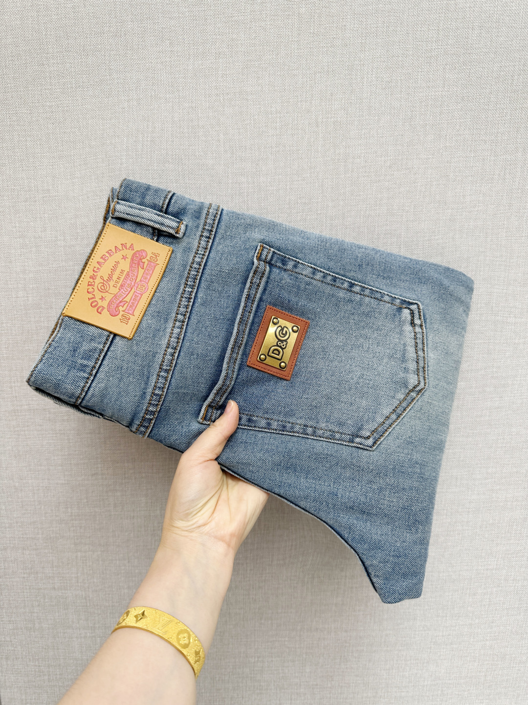 NO:841754,New products from DG counter, original jeans, made by original heavy industry, brand classic LOGO design, complete with three standards!  Original hardware accessories. Customized denim fabrics at the counter, completely matched to the counter. You are welcome to try it on at the counter before buying. Don’t be afraid of comparing good products. Code number: 29-36,,jeans,19860909DG 专柜新品,原版牛仔裤 原版重工打造,品牌经典LOGO设计,三标齐全！原版五金辅料.专柜定制牛仔面料,完全对版专柜,欢迎专柜试穿后再购买,好货不怕比.码数:29—36,,jeans,,Men's clothing