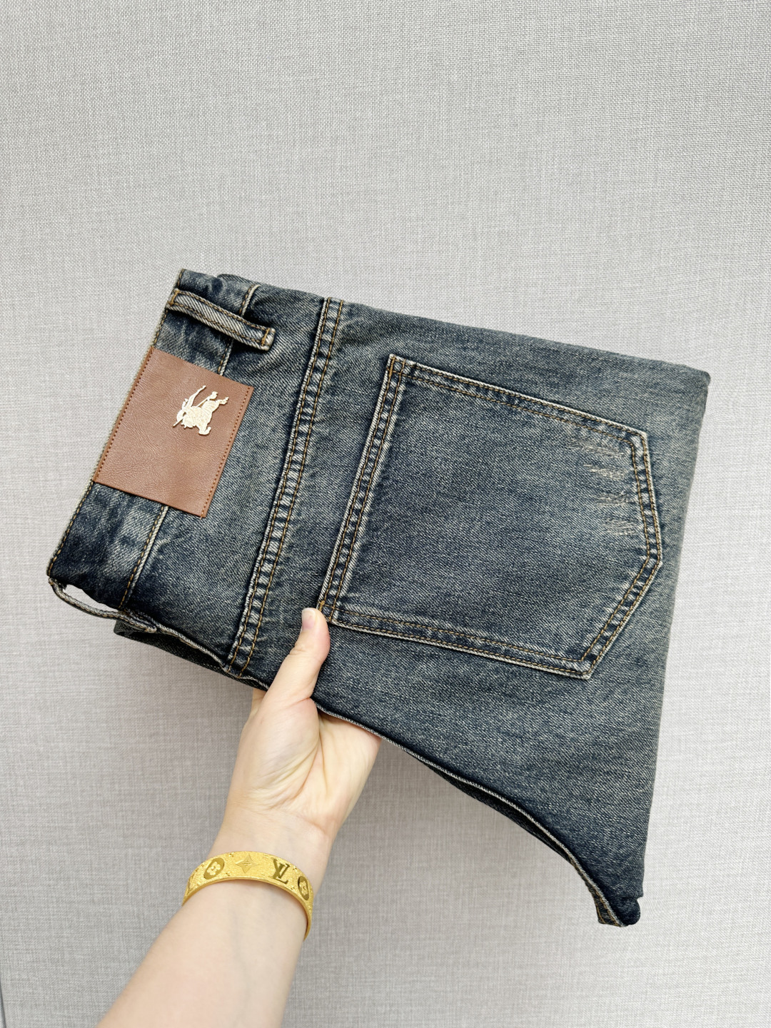 NO:841750,BURB's new counter products, original jeans are made by heavy industry, the brand's classic LOGO design, complete with three standards!  Original hardware accessories. Customized denim fabrics at the counter, completely matched to the counter. You are welcome to try it on at the counter before buying. Don’t be afraid of comparing good products. Size: 29-40, burberry, jeans,19860909BURB 专柜新品,原版牛仔裤 原版重工打造,品牌经典LOGO设计,三标齐全！原版五金辅料.专柜定制牛仔面料,完全对版专柜,欢迎专柜试穿后再购买,好货不怕比.码数:29—40,,burberry,jeans,,Men's clothing