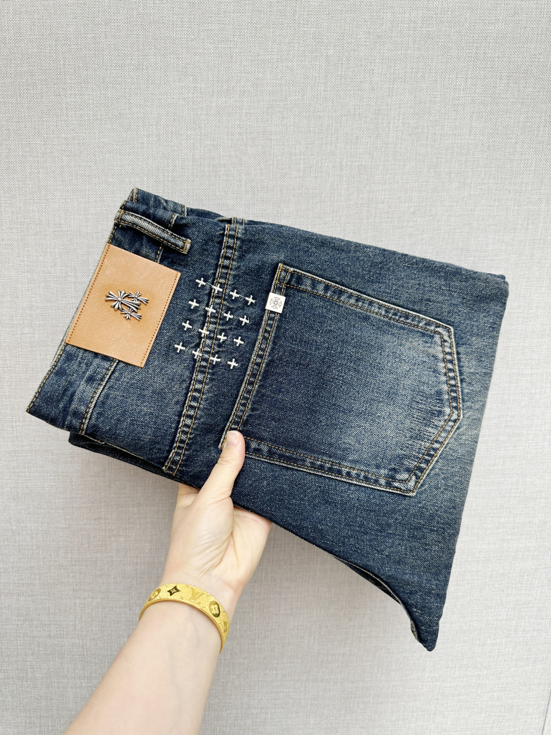 NO:841746,Kroxin's new counter products, original jeans are made by heavy industry, the brand's classic LOGO design, complete with three standards!  Original hardware accessories. Customized denim fabrics at the counter, completely matched to the counter. You are welcome to try it on at the counter before buying. Don’t be afraid of comparing good products. Code number: 29-40, chrome hearts, jeans,19860909克罗心 专柜新品,原版牛仔裤 原版重工打造,品牌经典LOGO设计,三标齐全！原版五金辅料.专柜定制牛仔面料,完全对版专柜,欢迎专柜试穿后再购买,好货不怕比.码数:29—40,,chrome hearts,jeans,,Men's clothing