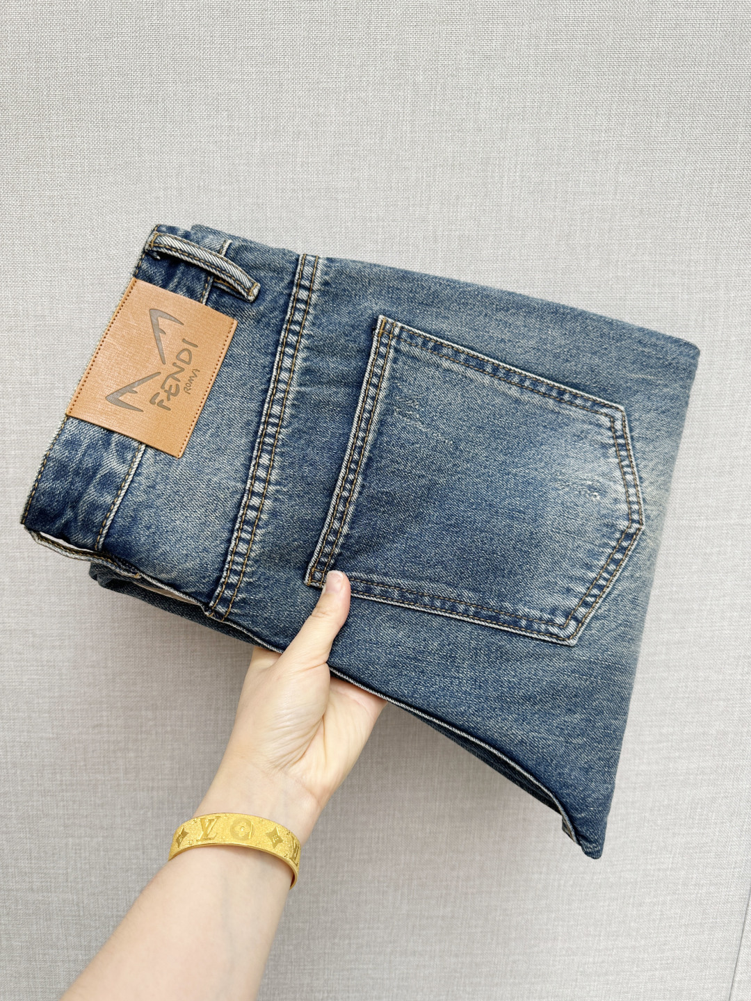 NO:841742,New products from FD counter, original jeans, made by original heavy industry, brand classic LOGO design, complete with three standards!  Original hardware accessories. Customized denim fabrics at the counter, completely matched to the counter. You are welcome to try it on at the counter before buying. Don’t be afraid of comparing good products. Size: 29-40,,jeans,19860909FD 专柜新品,原版牛仔裤 原版重工打造,品牌经典LOGO设计,三标齐全！原版五金辅料.专柜定制牛仔面料,完全对版专柜,欢迎专柜试穿后再购买,好货不怕比.码数:29—40,,jeans,,Men's clothing