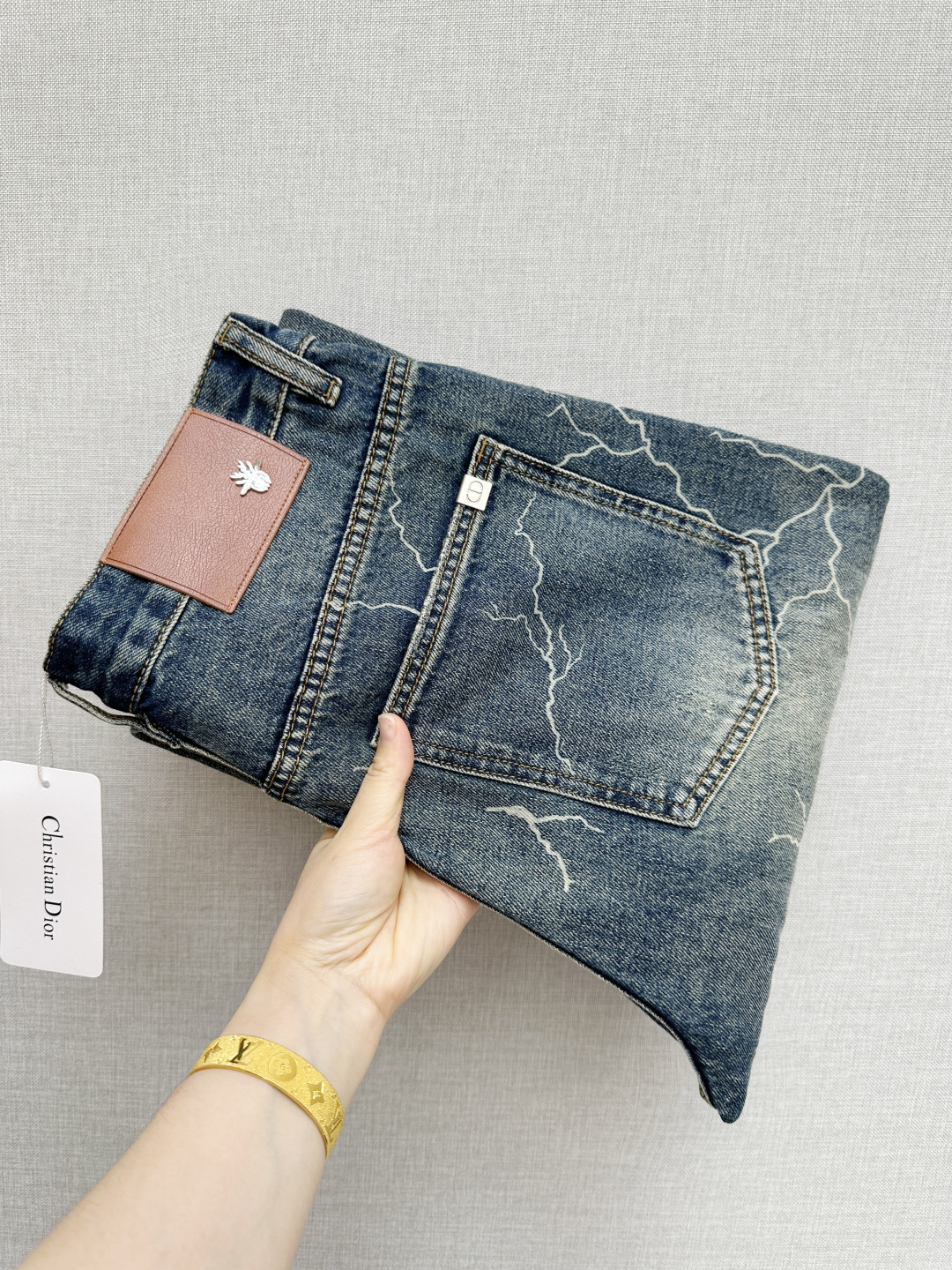 NO:841738,DIOR counter new products, original jeans, made by original heavy industry, brand classic LOGO design, complete with three standards!  Original hardware accessories. Customized denim fabrics at the counter, completely matched to the counter. You are welcome to try it on at the counter before buying. Don’t be afraid of comparing good products. Size: 29-40, dior, jeans,19860909DIOR 专柜新品,原版牛仔裤 原版重工打造,品牌经典LOGO设计,三标齐全！原版五金辅料.专柜定制牛仔面料,完全对版专柜,欢迎专柜试穿后再购买,好货不怕比.码数:29—40,,dior,jeans,,Men's clothing