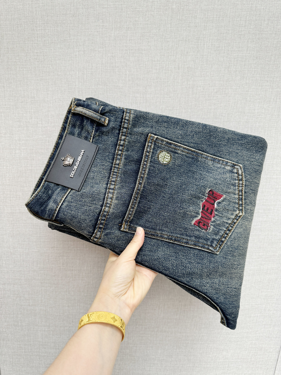 NO:841733,New products from DG counter, original jeans, made by original heavy industry, brand classic LOGO design, complete with three standards!  Original hardware accessories. Customized denim fabrics at the counter, completely matched to the counter. You are welcome to try it on at the counter before buying. Don’t be afraid of comparing good products. Size: 29-40,,jeans,19860909DG 专柜新品,原版牛仔裤 原版重工打造,品牌经典LOGO设计,三标齐全！原版五金辅料.专柜定制牛仔面料,完全对版专柜,欢迎专柜试穿后再购买,好货不怕比.码数:29—40,,jeans,,Men's clothing