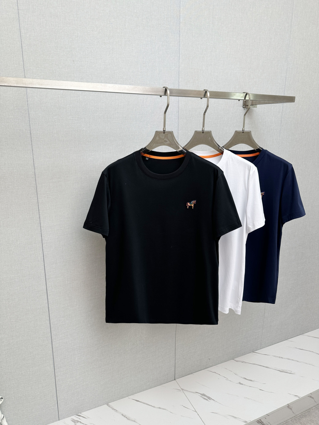 NO:841752,H Home Top Quality 2026 New Short Sleeves!  Original customized fabric, soft to the touch. Top imported private goods, fashionable design and trendy short sleeves, without losing luxury. There is no doubt about the quality. The upper body effect is great, the same style as the luxury official website!  Size M—3XL,,T-shirt,19860909H家 顶级品质 2026新品短袖！原版定制面料,手感柔软.顶级进口私货,时尚设计潮流短袖,不失奢华 品质毋庸置疑 上身效果超赞,奢华官网同款！尺码M—3XL,,T-shirt,,Men's clothing