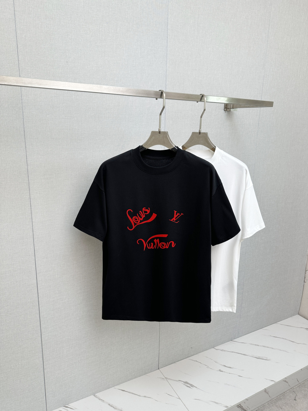NO:841748,LV top quality 2026 new short sleeves!  Original customized fabric, soft to the touch. Top imported private goods, fashionable design and trendy short sleeves, without losing luxury. There is no doubt about the quality. The upper body effect is great, the same style as the luxury official website!  Size M—3XL,,louis vuitton,T-shirt,19860909LV 顶级品质 2026新品短袖！原版定制面料,手感柔软.顶级进口私货,时尚设计潮流短袖,不失奢华 品质毋庸置疑 上身效果超赞,奢华官网同款！尺码M—3XL,,louis vuitton,T-shirt,,Men's clothing
