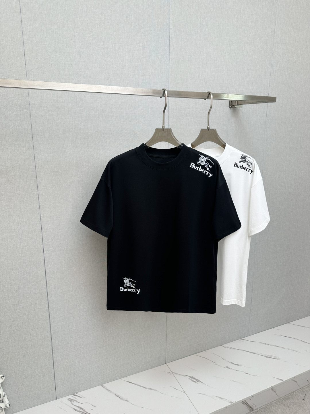 NO:841739,BURB top quality 2026 new short sleeves!  Original customized fabric, soft to the touch. Top imported private goods, fashionable design and trendy short sleeves, without losing luxury. There is no doubt about the quality. The upper body effect is great, the same style as the luxury official website!  Size M—3XL,,burberry,T-shirt,19860909BURB 顶级品质 2026新品短袖！原版定制面料,手感柔软.顶级进口私货,时尚设计潮流短袖,不失奢华 品质毋庸置疑 上身效果超赞,奢华官网同款！尺码M—3XL,,burberry,T-shirt,,Men's clothing