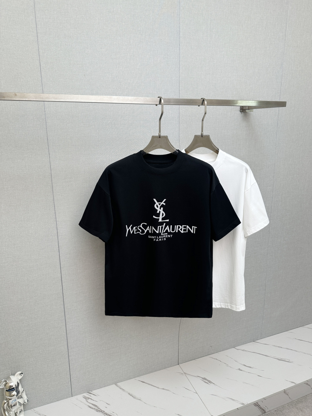 NO:841735,Yves Saint Laurent top quality 2026 new short sleeves!  Original customized fabric, soft to the touch. Top imported private goods, fashionable design and trendy short sleeves, without losing luxury. There is no doubt about the quality. The upper body effect is great, the same style as the luxury official website!  Size M—3XL, saint laurent, T-shirt,19860909圣罗兰 顶级品质 2026新品短袖！原版定制面料,手感柔软.顶级进口私货,时尚设计潮流短袖,不失奢华 品质毋庸置疑 上身效果超赞,奢华官网同款！尺码M—3XL,,saint laurent,T-shirt,,Men's clothing