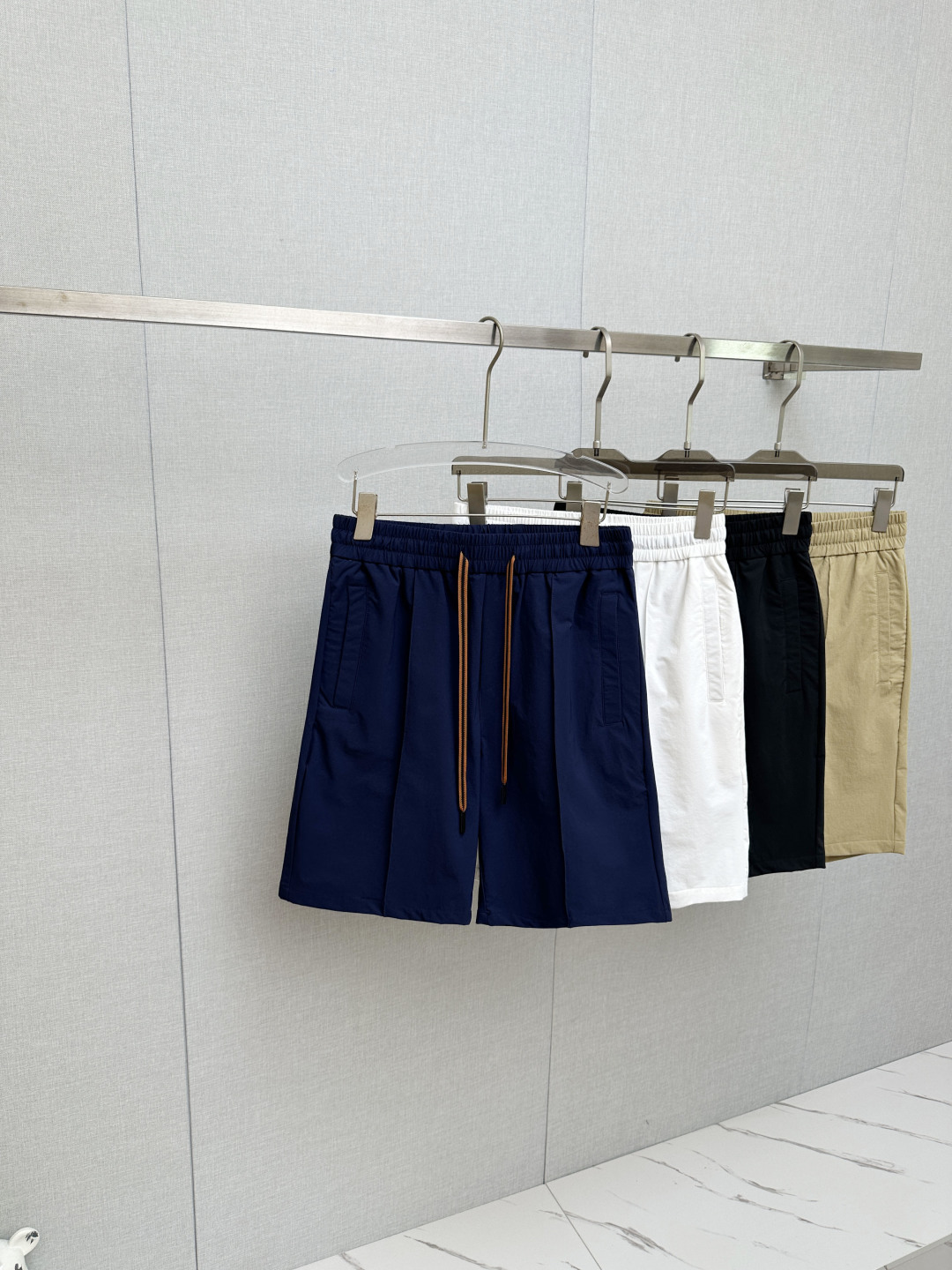 NO:841803,Zegna 2026 spring and summer new style, the latest casual shorts are synchronized with the counter. The original trousers are casual and versatile on the upper body, casual and lazy style, advanced custom fabrics, customized craftsmanship are extremely comfortable. High-end atmosphere, whether you have the taste of summer, your first choice. M-3xL,,zegna,shorts,19860909杰尼亚 2026春夏季新款,专柜同步最新休闲短裤.原版裤型上身休闲百搭、随性慵懒范,高级定制面料,订制工艺 舒适感爆棚.高端大气,夏天的味道有没有,首选 .M-3xL,,zegna,shorts,,Men's clothing