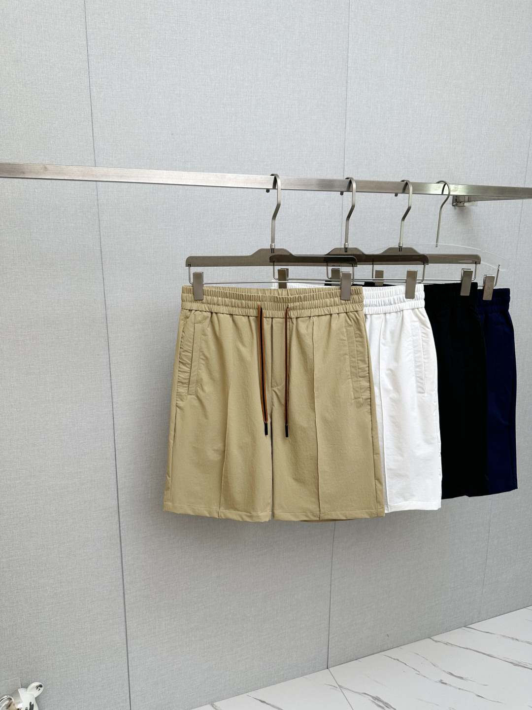 NO:841797,Zegna 2026 spring and summer new style, the latest casual shorts are synchronized with the counter. The original trousers are casual and versatile on the upper body, casual and lazy style, advanced custom fabrics, customized craftsmanship are extremely comfortable. High-end atmosphere, whether you have the taste of summer, your first choice. M-3xL,,zegna,shorts,19860909杰尼亚 2026春夏季新款,专柜同步最新休闲短裤.原版裤型上身休闲百搭、随性慵懒范,高级定制面料,订制工艺 舒适感爆棚.高端大气,夏天的味道有没有,首选 .M-3xL,,zegna,shorts,,Men's clothing