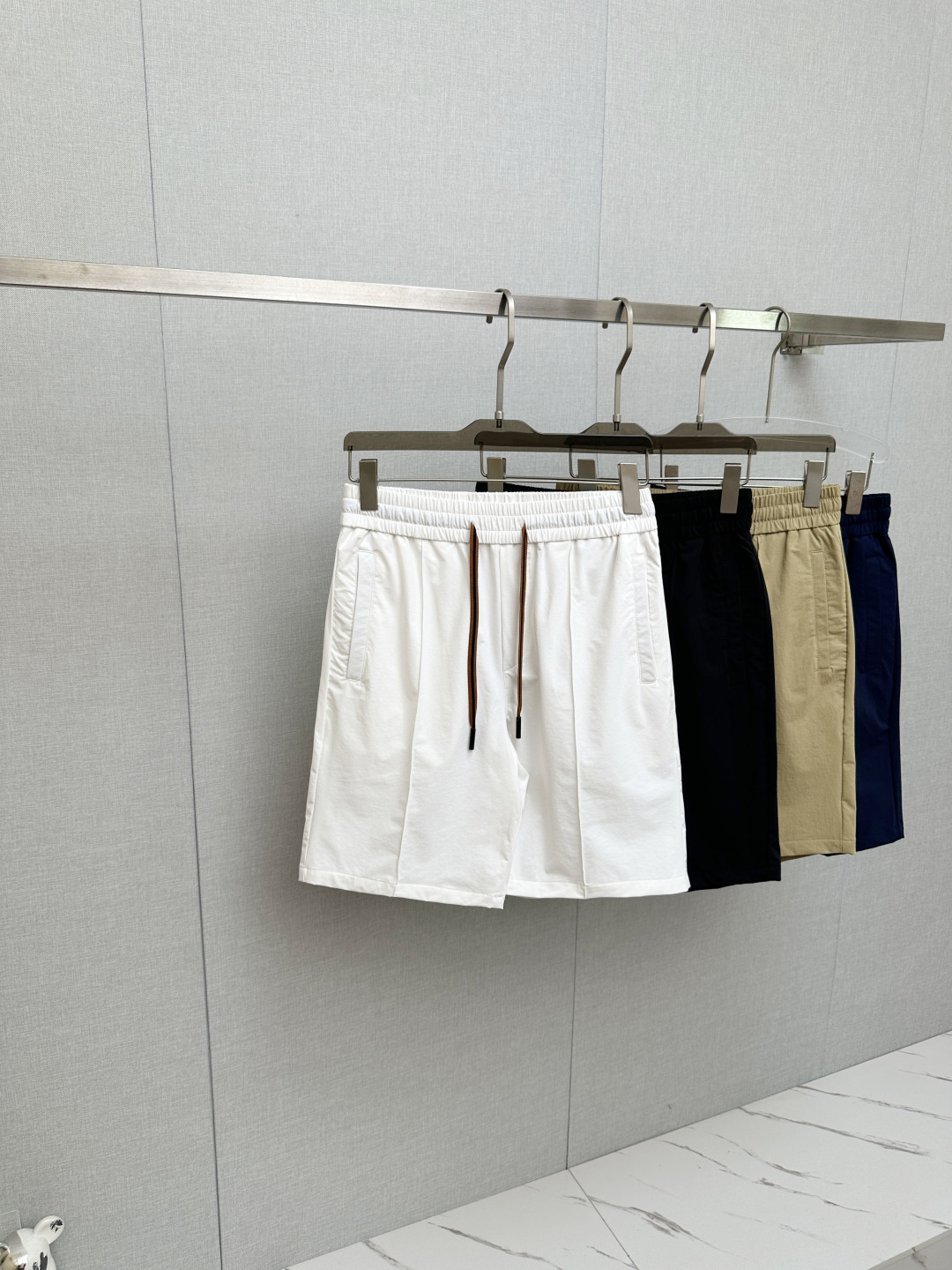 NO:841791,Zegna 2026 spring and summer new style, the latest casual shorts are synchronized with the counter. The original trousers are casual and versatile on the upper body, casual and lazy style, advanced custom fabrics, customized craftsmanship are extremely comfortable. High-end atmosphere, whether you have the taste of summer, your first choice. M-3xL,,zegna,shorts,19860909杰尼亚 2026春夏季新款,专柜同步最新休闲短裤.原版裤型上身休闲百搭、随性慵懒范,高级定制面料,订制工艺 舒适感爆棚.高端大气,夏天的味道有没有,首选 .M-3xL,,zegna,shorts,,Men's clothing