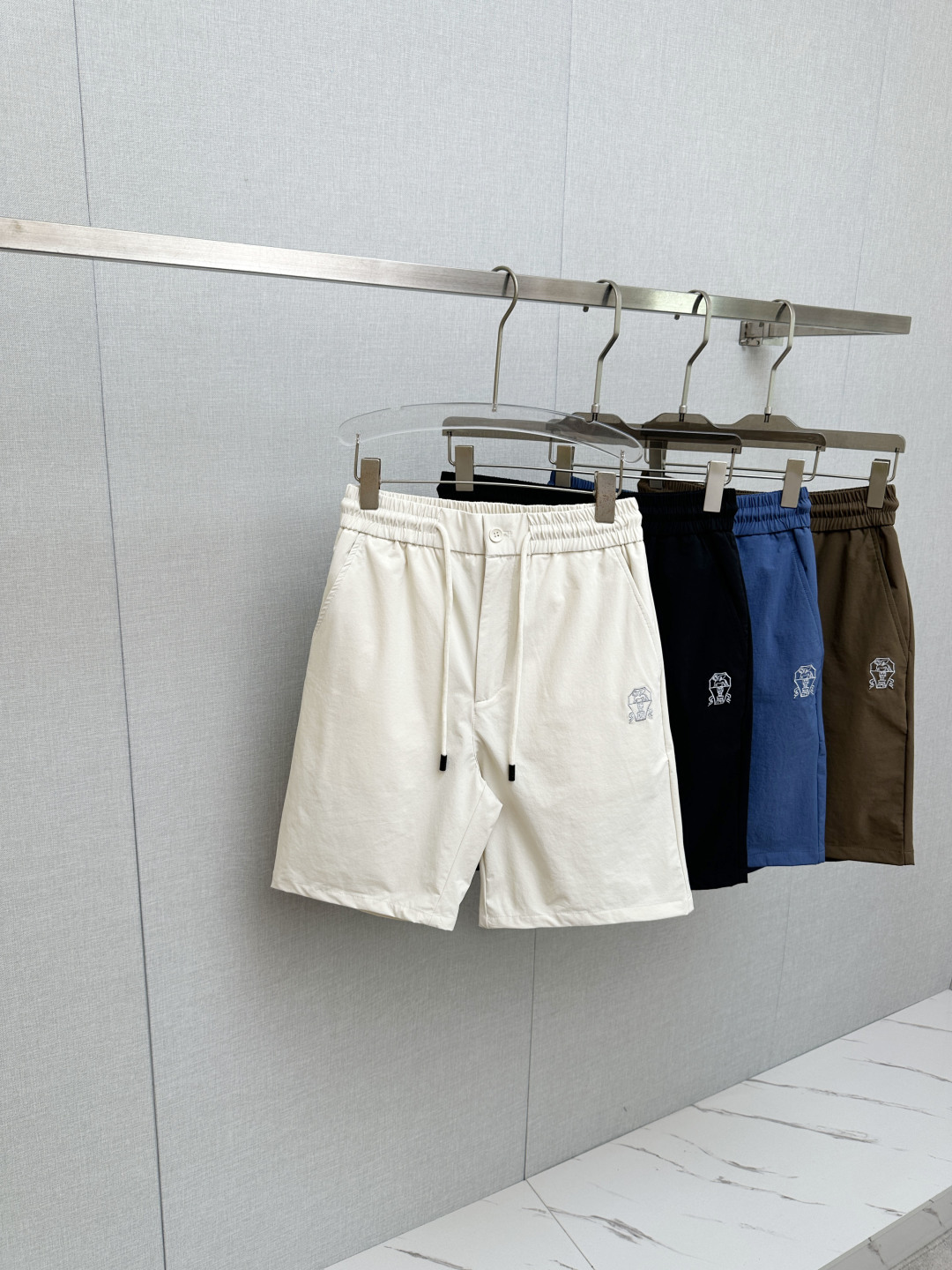 NO:841811,BC2026 new summer products! Fashionable original men's all-match shorts are made of customized comfortable fabrics with excellent skin-friendly feel. Luxurious classic brand original logo design, complete with three standards! Taste and value are shared. It is very comfortable to wear. It is low-key yet luxurious. It is very classy when worn. There is no need to say much about the style and cut of the pants. The upper body is exquisite and vivid. Really first-class top quality materials. Really top-level casual shorts. The upper body is absolutely stylish. Extremely luxurious. Full of personality, grand and versatile, a must-have for going out on the street! Size M-3XL,,shorts,19860909BC2026夏季新品！时尚原單男士百搭短裤采用定制舒适面料亲肤感极佳奢华经典品牌原版logo设计 三标齐全！品味与价值共享 身穿着非常舒适 低调不失奢华 穿出去非常有档次 裤型款式和裁剪亦无需多言 上身精致跃然.真正一等一顶级质料 真正殿堂级的休闲短裤 上身绝对的有型 极度奢华 个性十足,大气且百搭,出街必备！尺码M-3XL,,shorts,,Men's clothing