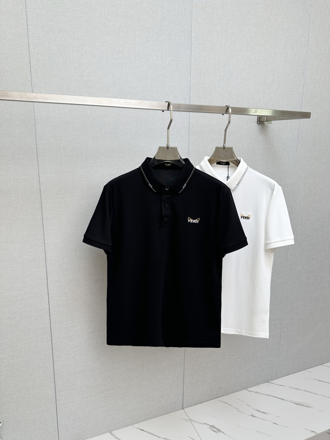 NO:841779,FENDI 2026 spring and summer latest, the latest men's short-sleeved lapel Polo shirt from the official website, high-end customized imported pique cotton fabric, comfortable to wear, embroidered small eyes on the chest, button with logo design, versatile business casual style, allowing you to perfectly combine fashion, leisure and business!  A must-have item for trendy men. Handsome upper body. Color: black and white. Size: M-3XL, fendi, T-shirt,19860909FENDI 2026春夏最新,官网最新款男士短袖翻领Polo衫,高端定制进口珠地棉面料 穿着舒适、胸前刺绣小眼睛、 纽扣带logo设计、百搭商务休 闲款 让您时尚休闲与商务完美结合！潮男必备单品 上身帅 颜色黑色 白色 尺码M-3XL,,fendi,T-shirt,,Men's clothing