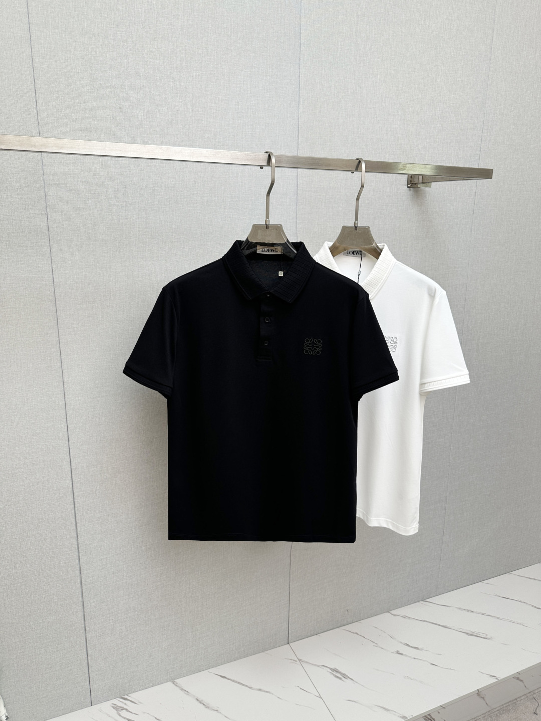 NO:841773,LOEWE2026 exclusively supplies the new original men's casual short-sleeved lapel logo embroidered Polo shirt. High-end customization. High-end version. Fashionable and versatile imported fabric. Super soft and delicate feel. Skin-friendly and comfortable to wear. High-end boutique. The upper body is finely made by the OEM. It is a must-have item for men. Three complete labels. Size M-3XL, loewe, T-shirt,19860909LOEWE2026独家专供新款原单男士休闲短袖 翻领徽标刺绣Polo衫 高端定制 高端版本 时尚百搭爆款进口面料 手感超柔软细腻 穿着亲肤舒适 高端精品 代工厂精细做上身非常赞 男士必备单品 三标齐全 码数M-3XL,,loewe,T-shirt,,Men's clothing