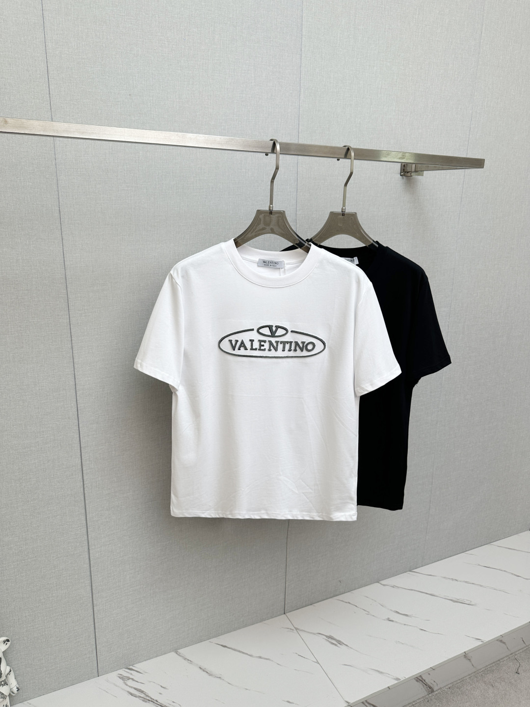 NO:841769,VLTN 2026ss new spring and summer new debut counter, the latest short-sleeved round neck T-shirt, high-end customization, avant-garde and fashionable design!  The brand logo emphasizes craftsmanship and the custom fabrics are soft to the touch. Comfortable to wear. Exquisite stitching at the counter level. Fine workmanship. The upper body effect is incomparably handsome!  A must-have item for a stylish man!  Color Black White Size S-2XL, T-shirt, tees, t-shirt,19860909VLTN 2026ss 春夏新款首发专柜最新款短袖圆领T恤 高端订制 设计前卫时尚！品牌logo重工艺设计 定制面料手感柔软.穿着舒适.专柜级别精致车线.做工精细.上身效果无敌帅气！型男必备单品！ 颜色黑色 白色 码数S-2XL,,T-shirt,tees，t-shirt,,Men's clothing