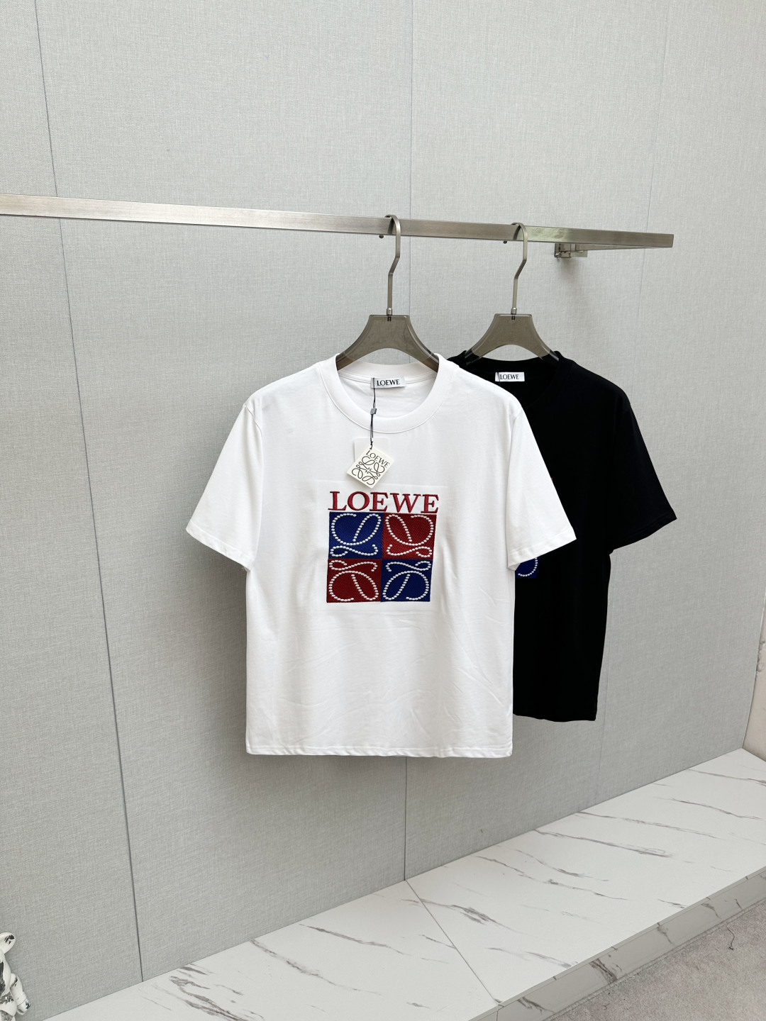 NO:841759,Loew* 2026 spring and summer new style, classic personalized totem three-dimensional embroidery process, logo custom fabric, short-sleeved T-shirt, same style for men and women, color black, white, size S-2XL,, loewe, T-shirt, tees, t-shirt,19860909Loew* 2026春夏新款 经典个性图腾立体刺绣工艺 logo 定制面料 短袖T恤 男女同款 颜色黑色 白色  码数S-2XL,,loewe,T-shirt,tees，t-shirt,,Men's clothing