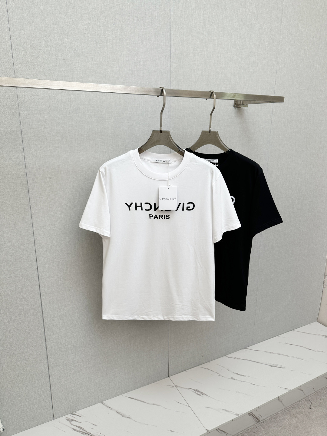 NO:841764,GVC Givenchy round neck short-sleeved T-shirt. Brand classic. Three-dimensional double-layer offset printing letter LOGO embossed process. Official synchronization. High version. High quality. Fashionable personality. Versatile trend. Pure original quality. Original fabric. Hang tag. Collar label. Washed wheat. Complete three labels. Color: Black. White. Size S-2XL, givenchy, T-shirt, tees, t-shirt,19860909GVC纪梵希圆领短袖T恤 品牌经典 立体双层胶印字母LOGO压花工艺 官方同步 高版本 高品质 时尚个性 百搭潮流 纯原品质 原版面料 吊牌 领标 水洗麦 三标齐全 颜色: 黑色.白色 尺码S-2XL,,givenchy,T-shirt,tees，t-shirt,,Men's clothing