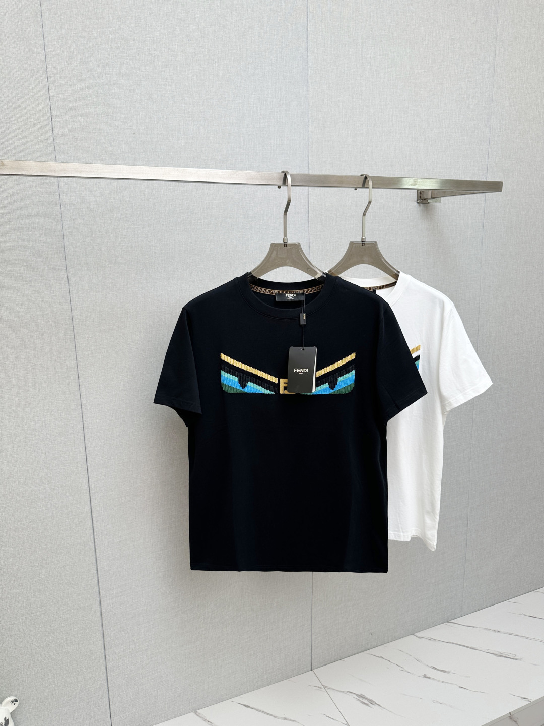 NO:841732,FD top quality 2026 new short sleeves!  Original customized fabric, soft to the touch. Top imported private goods, fashionable design and trendy short sleeves, without losing luxury. There is no doubt about the quality. The upper body effect is great, the same style as the luxury official website!  Size S—2XL,,T-shirt,19860909FD 顶级品质 2026新品短袖！原版定制面料,手感柔软.顶级进口私货,时尚设计潮流短袖,不失奢华 品质毋庸置疑 上身效果超赞,奢华官网同款！尺码S—2XL,,T-shirt,,Men's clothing