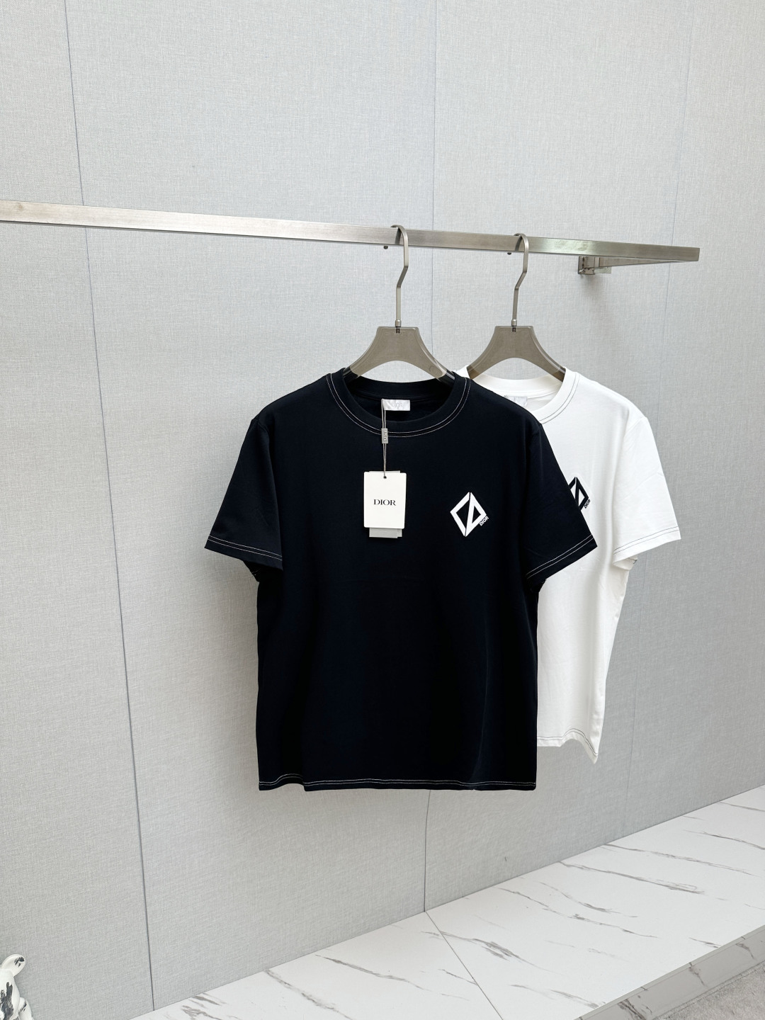 NO:841729,DIOR top quality 2026 new short sleeves!  Original customized fabric, soft to the touch. Top imported private goods, fashionable design and trendy short sleeves, without losing luxury. There is no doubt about the quality. The upper body effect is great, the same style as the luxury official website!  Size S—2XL,,dior,T-shirt,19860909DIOR 顶级品质 2026新品短袖！原版定制面料,手感柔软.顶级进口私货,时尚设计潮流短袖,不失奢华 品质毋庸置疑 上身效果超赞,奢华官网同款！尺码S—2XL,,dior,T-shirt,,Men's clothing