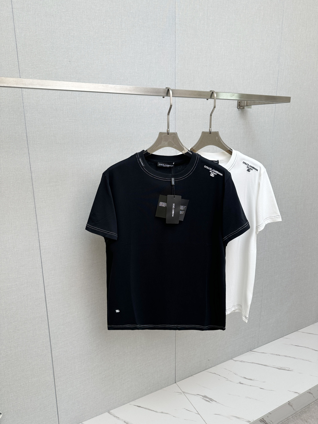 NO:841725,DG top quality 2026 new short sleeves!  Original customized fabric, soft to the touch. Top imported private goods, fashionable design and trendy short sleeves, without losing luxury. There is no doubt about the quality. The upper body effect is great, the same style as the luxury official website!  Size S—2XL,,T-shirt,19860909DG 顶级品质 2026新品短袖！原版定制面料,手感柔软.顶级进口私货,时尚设计潮流短袖,不失奢华 品质毋庸置疑 上身效果超赞,奢华官网同款！尺码S—2XL,,T-shirt,,Men's clothing