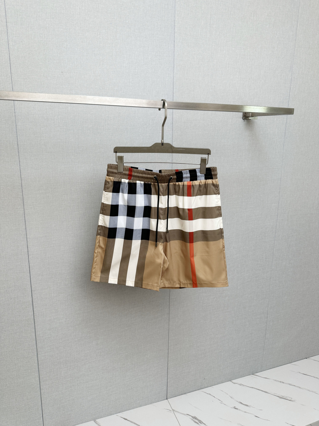 NO:775365,BURB hot shorts 2025ss new men's casual shorts, beach shorts, high-end version!  Custom-made fabrics at the counter are highly breathable and comfortable, with impeccable details and brand element design concepts, reflecting high quality. It feels delicate and soft!  It presents a casual cut and the upper body shape is awesome!  Size M-3XL,,burberry,shorts,19860909BURB 爆款短裤2025ss新款男士休闲短裤,沙滩裤,高端版本！专柜定制面料 透气舒适度高,细节无可挑剔,品牌元素设计理念,体现高品质.手感细腻柔软！呈现休闲裁剪,上身版型超赞！码数M-3XL,,burberry,shorts,,Men's clothing