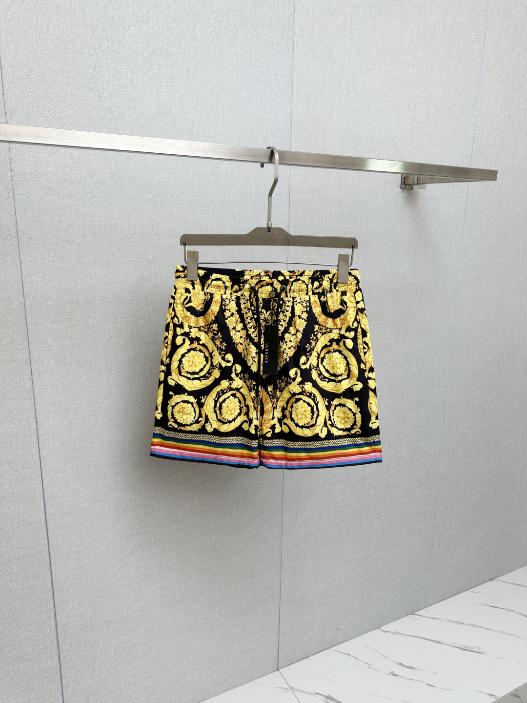 NO:775355,Versace's popular shorts 2025ss new men's casual shorts, beach shorts, high-end version!  Custom-made fabrics at the counter are highly breathable and comfortable, with impeccable details and brand element design concepts, reflecting high quality. It feels delicate and soft!  It presents a casual cut and the upper body shape is awesome!  Size M-3XL,,versace,shorts,19860909范思哲 爆款短裤2025ss新款男士休闲短裤,沙滩裤,高端版本！专柜定制面料 透气舒适度高,细节无可挑剔,品牌元素设计理念,体现高品质.手感细腻柔软！呈现休闲裁剪,上身版型超赞！码数M-3XL,,versace,shorts,,Men's clothing