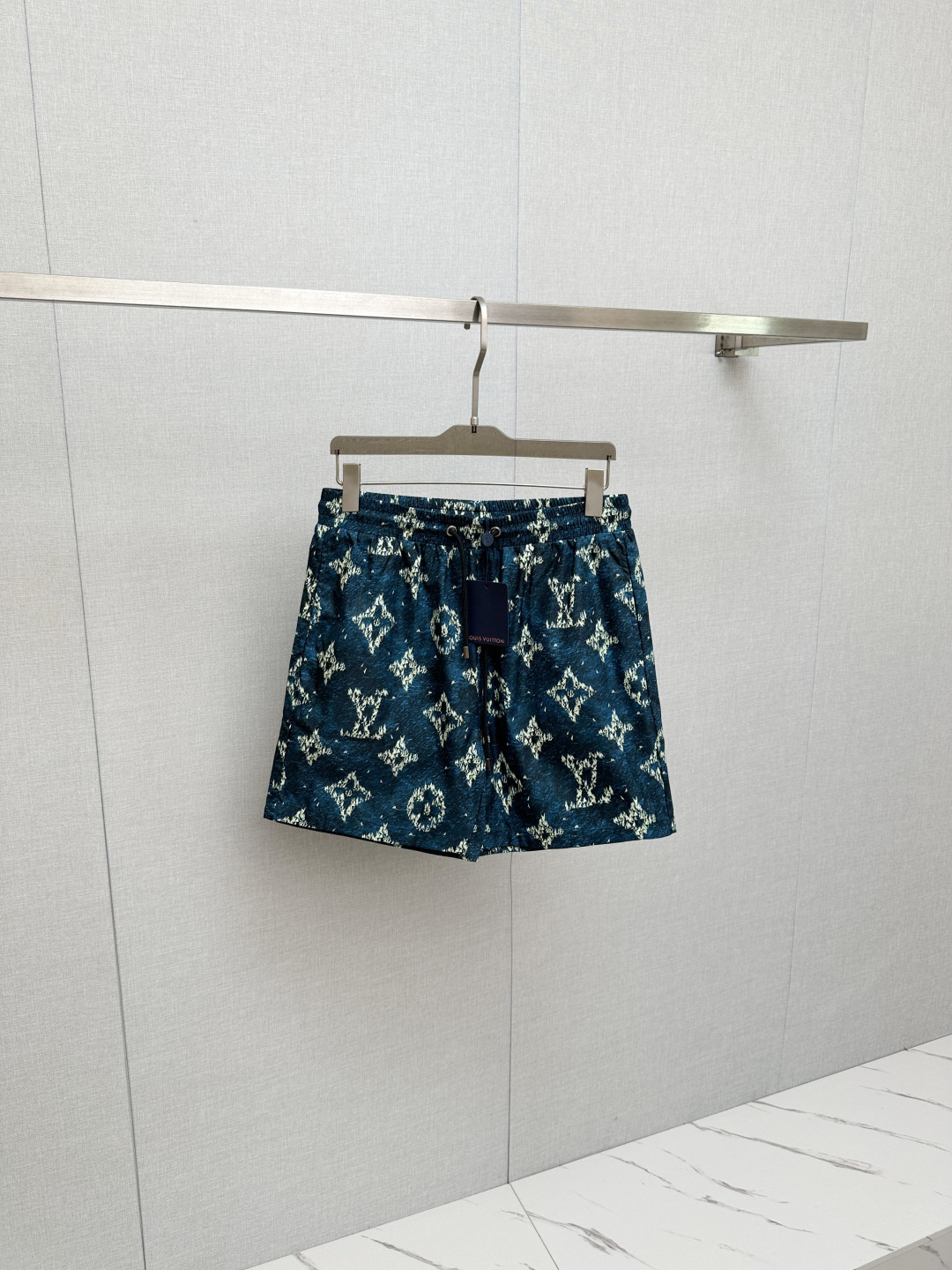 NO:775350,LV hot style shorts 2025ss new men's casual shorts, beach shorts, high-end version!  Custom-made fabrics at the counter are highly breathable and comfortable, with impeccable details and brand element design concepts, reflecting high quality. It feels delicate and soft!  It presents a casual cut and the upper body shape is awesome!  Size M-3XL,,louis vuitton,shorts,19860909LV 爆款短裤2025ss新款男士休闲短裤,沙滩裤,高端版本！专柜定制面料 透气舒适度高,细节无可挑剔,品牌元素设计理念,体现高品质.手感细腻柔软！呈现休闲裁剪,上身版型超赞！码数M-3XL,,louis vuitton,shorts,,Men's clothing