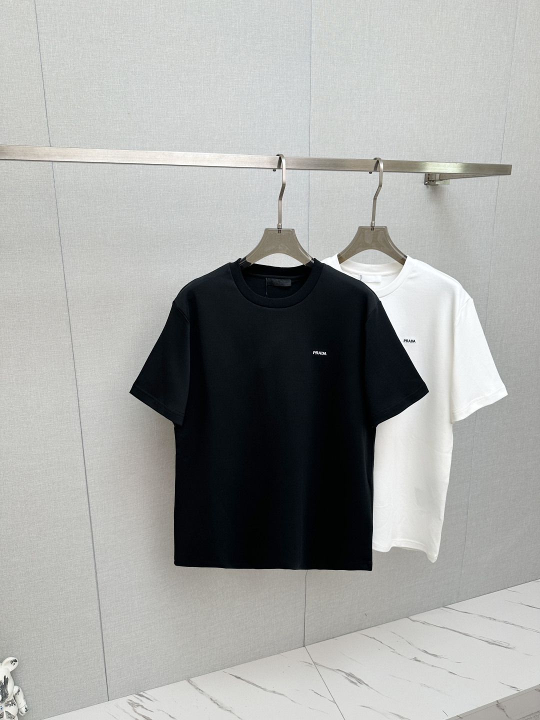 NO:834495,PRADA original 2026 new short-sleeved T-shirt!  Fashionable and casual short-sleeved T-shirt with catwalk pattern!  Design a logo!  The highly designed and selected customer-supplied fabrics are soft to the touch, comfortable to wear and breathable. The real thing will definitely make you fall in love with it!  Non-sexist couples can wear mixed styles to open up a new fashion style!  Distinguishing market version, high-definition series!  Size S-XL,,prada,T-shirt,tees,t-shirt,19860909PRADA 原单2026新款短袖T恤！走秀图案时尚休闲短袖T恤衫！设计logo设计！极具设计精选客供面料,手感柔软亲肤,着身舒适透气性都无法挑剔,实物绝对会让你爱不释手！无性别主义的情侣混穿款式,打开全新的时装新韵味！区别市场版本,高定系列！尺码S-XL,,prada,T-shirt,tees，t-shirt,,Men's clothing