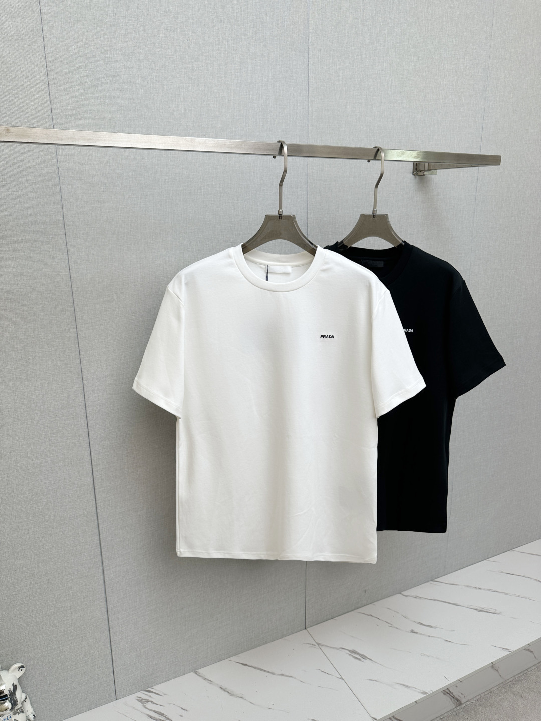 NO:775379,PRADA original 2026 new short-sleeved T-shirt!  Fashionable and casual short-sleeved T-shirt with catwalk pattern!  Design a logo!  The highly designed and selected customer-supplied fabrics are soft to the touch, comfortable to wear and breathable. The real thing will definitely make you fall in love with it!  Non-sexist couples can wear mixed styles to open up a new fashion style!  Distinguishing market version, high-definition series!  Size S-XL,,prada,T-shirt,tees,t-shirt,19860909PRADA 原单2026新款短袖T恤！走秀图案时尚休闲短袖T恤衫！设计logo设计！极具设计精选客供面料,手感柔软亲肤,着身舒适透气性都无法挑剔,实物绝对会让你爱不释手！无性别主义的情侣混穿款式,打开全新的时装新韵味！区别市场版本,高定系列！尺码S-XL,,prada,T-shirt,tees，t-shirt,,Men's clothing