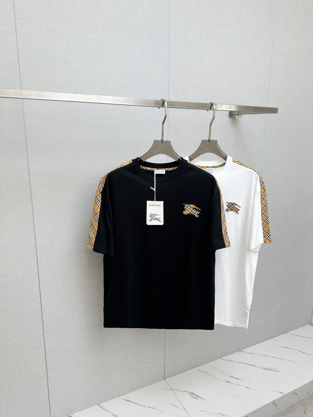NO:834483,BURB original 2026 new short-sleeved T-shirt!  Fashionable and casual short-sleeved T-shirt with catwalk pattern!  Design a logo!  The highly designed and selected customer-supplied fabrics are soft to the touch, comfortable to wear and breathable. The real thing will definitely make you fall in love with it!  Non-sexist couples can wear mixed styles to open up a new fashion style!  Distinguishing market version, high-definition series!  Size S-XL,,burberry,T-shirt,tees,t-shirt,19860909BURB 原单2026新款短袖T恤！走秀图案时尚休闲短袖T恤衫！设计logo设计！极具设计精选客供面料,手感柔软亲肤,着身舒适透气性都无法挑剔,实物绝对会让你爱不释手！无性别主义的情侣混穿款式,打开全新的时装新韵味！区别市场版本,高定系列！尺码S-XL,,burberry,T-shirt,tees，t-shirt,,Men's clothing
